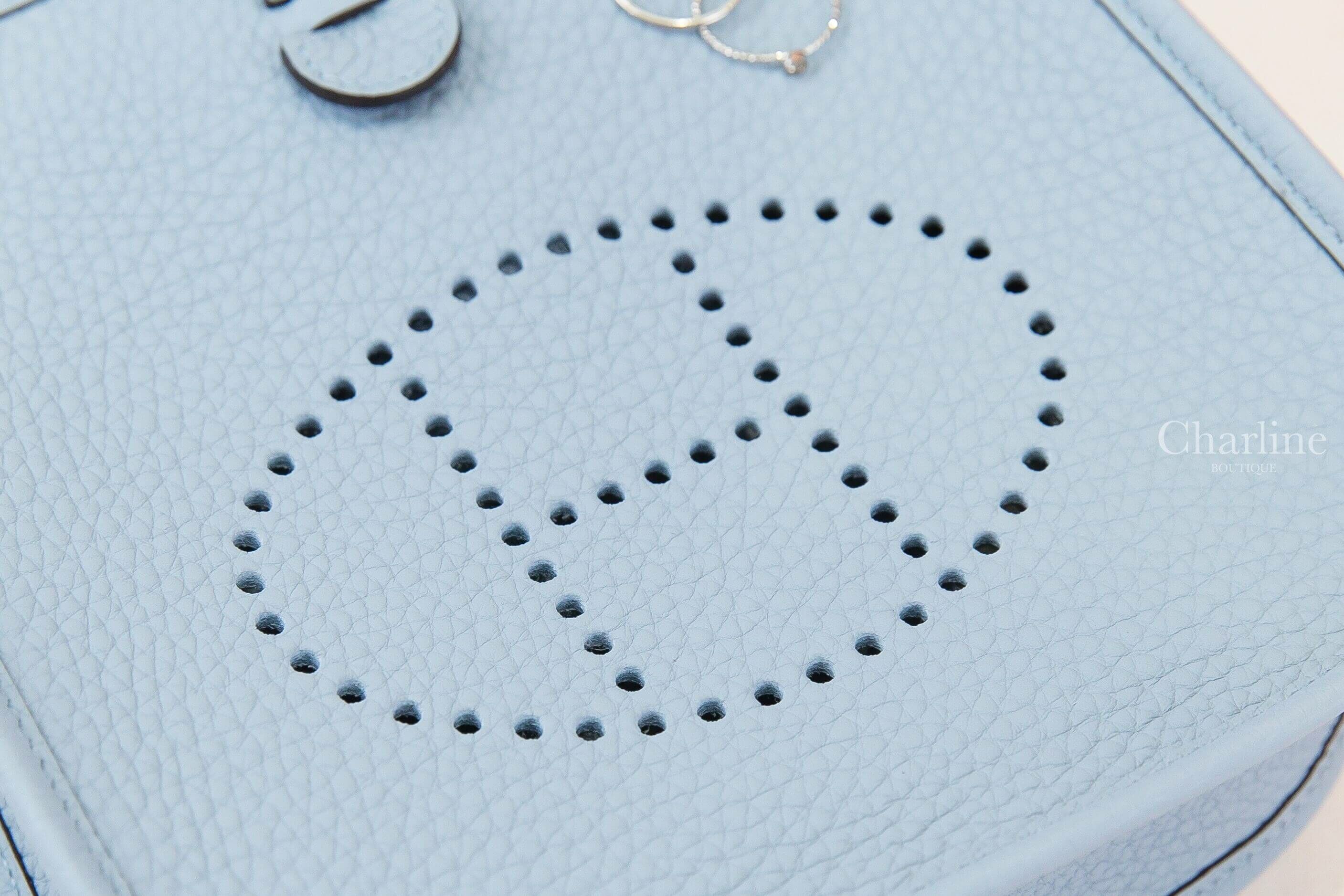 Hermès Evelyne TPM 16cm J7 Bleu LinTaurillon Clemence 亞麻藍金釦珍珠灰背帶二代簍空洞洞肩背包