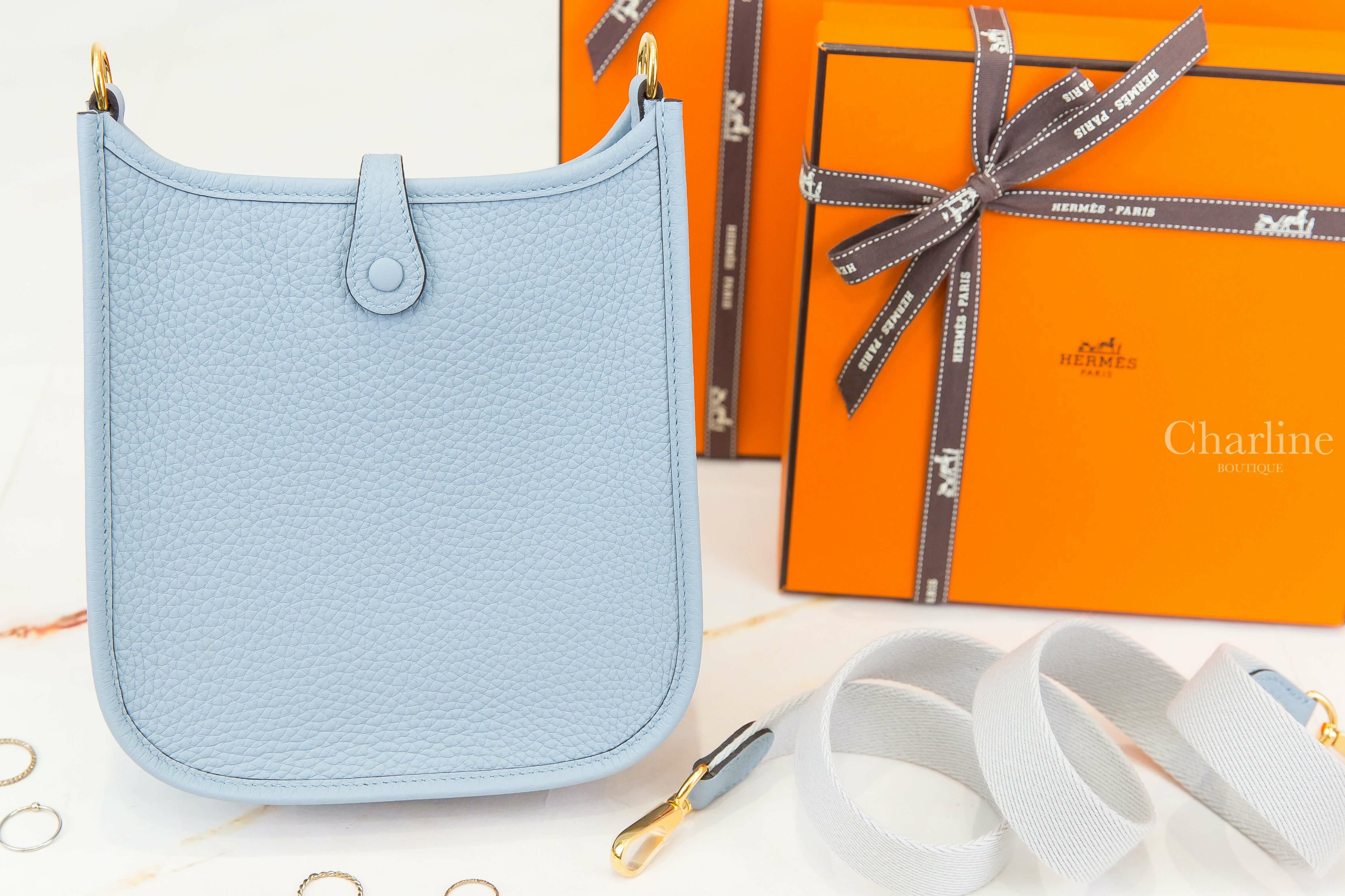 Hermès Evelyne TPM 16cm J7 Bleu LinTaurillon Clemence 亞麻藍金釦珍珠灰背帶二代簍空洞洞肩背包-Charline Boutique 精品代購