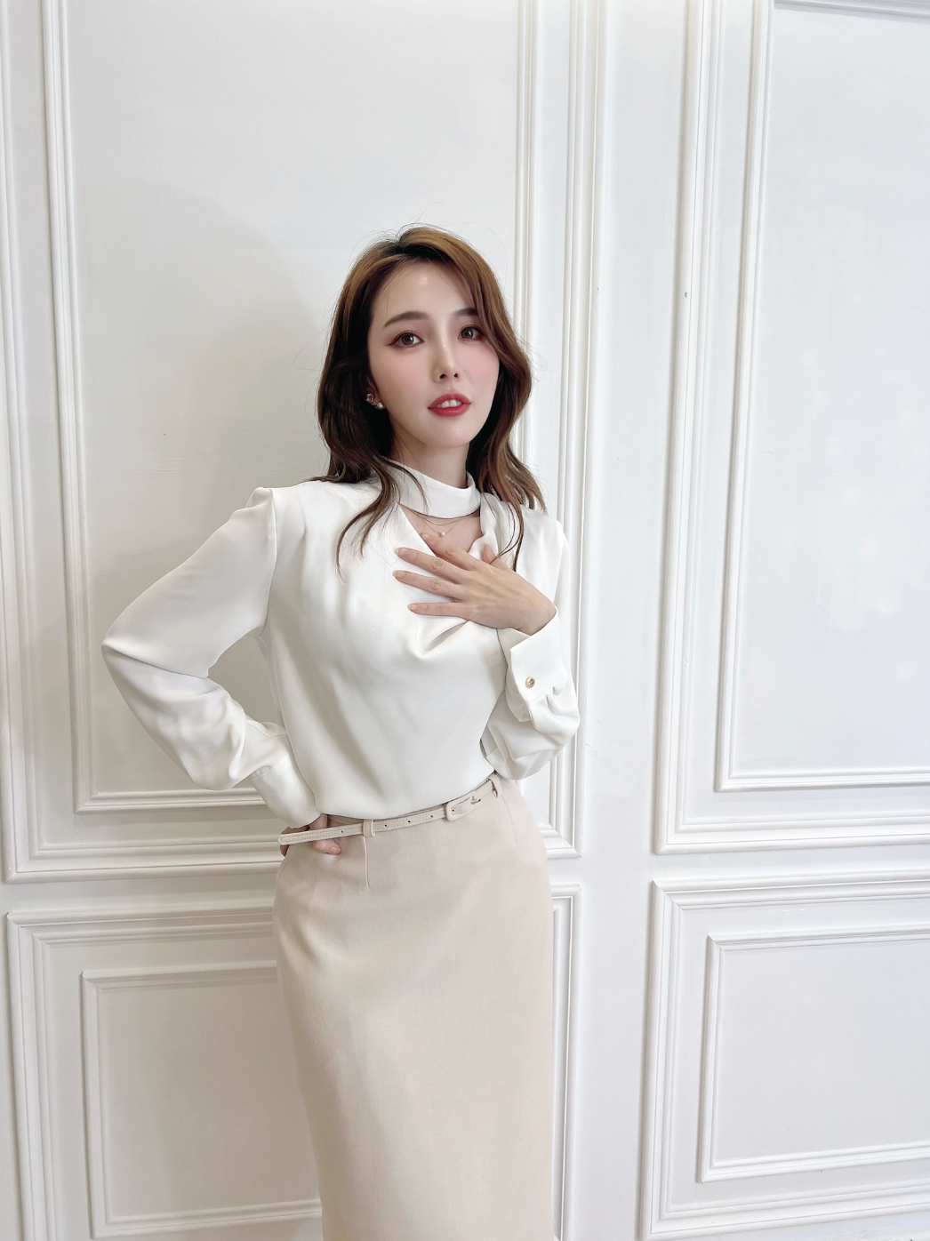 領間簍空繫帶垂墜領上衣