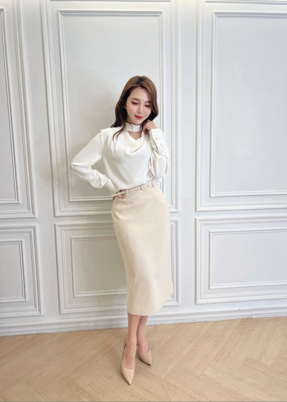 領間簍空繫帶垂墜領上衣