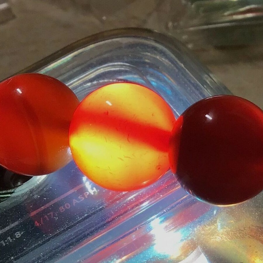 手電筒或手機燈光照射瑪瑙鑑定真假
