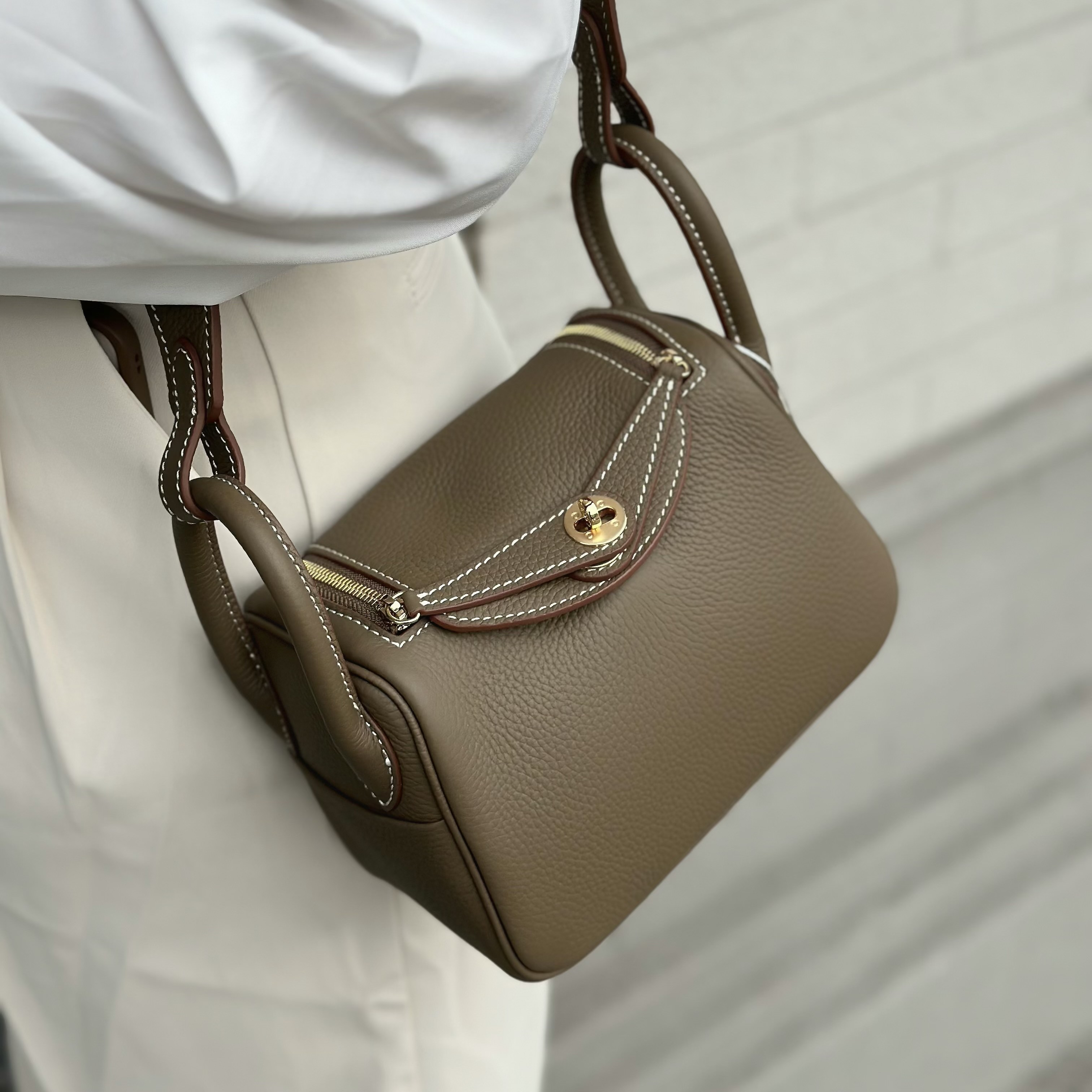 R18真皮鎖釦翻蓋包