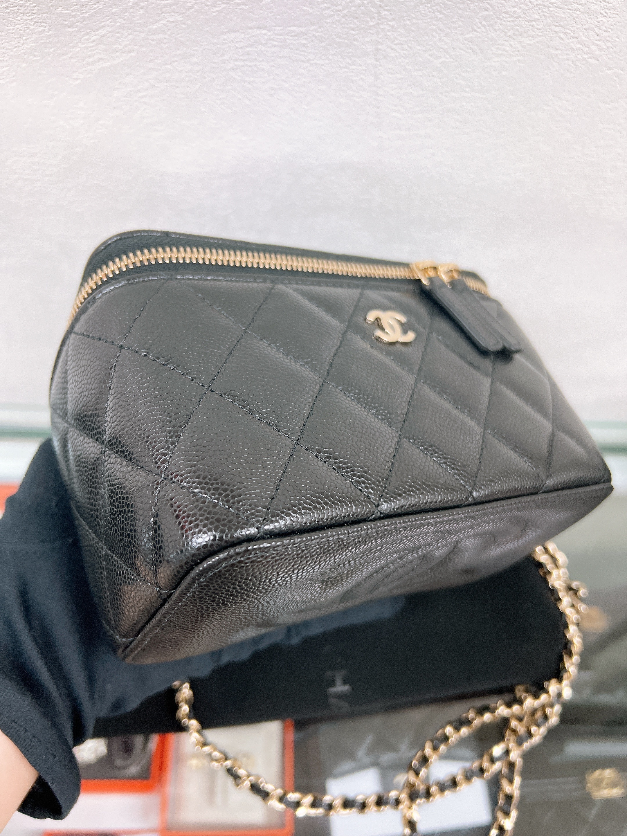 *Unused* Chanel vanity (black caviar GHW)