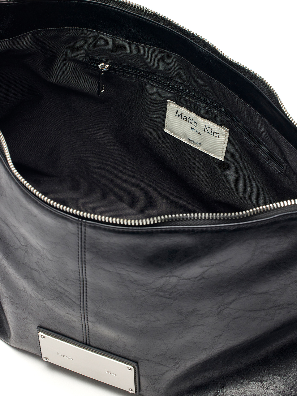 SIDE ZIPPER SHOULDER BAG IN BLACK