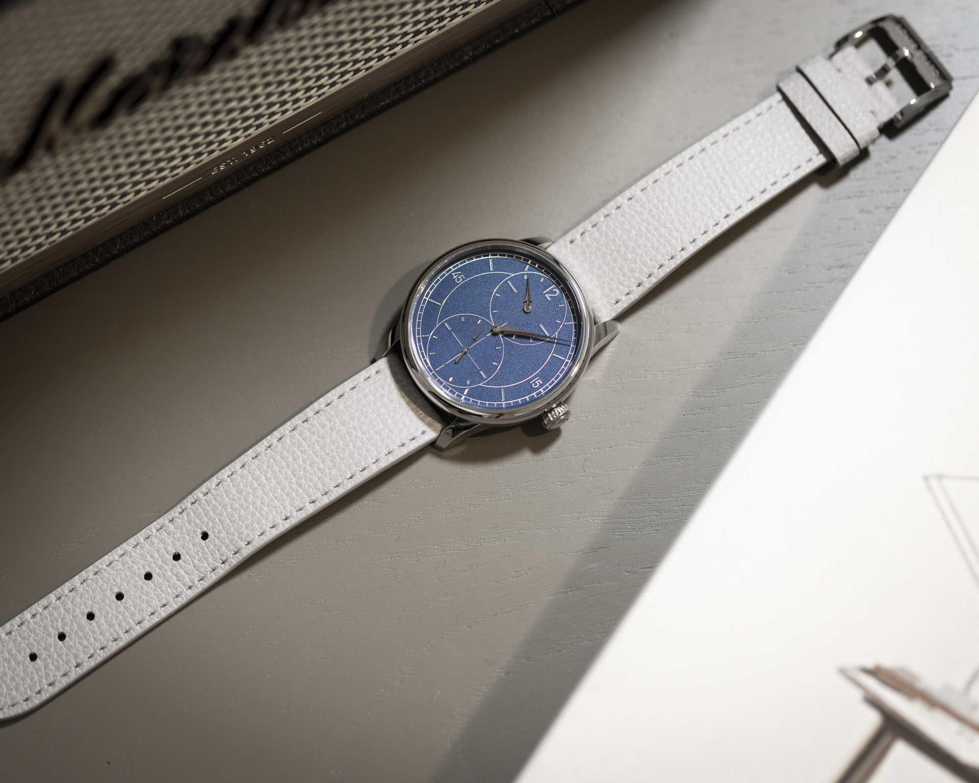 Louis Erard_Le Régulateur Gravé Bleu_85248AA15.BVA159