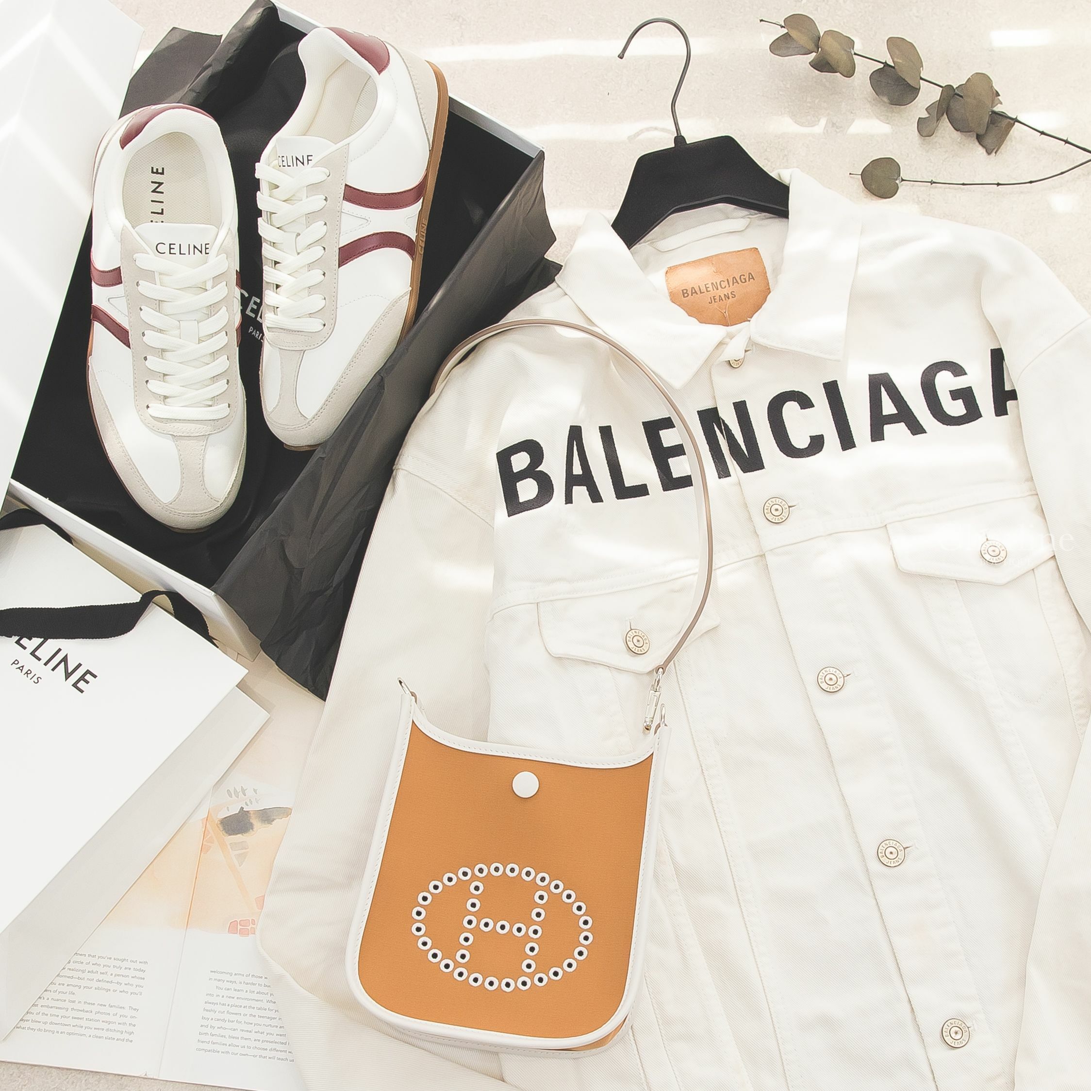 Celine Jogger Low Lace-up Sneaker 光學白黑字凱旋門深勃根地酒紅線條小牛皮拼灰色麂皮低筒運動鞋,Hermès Neo Evelyne 16cm 沙丘棕拼奶灰色銀釦肩背包-Charline Boutique 精品代購