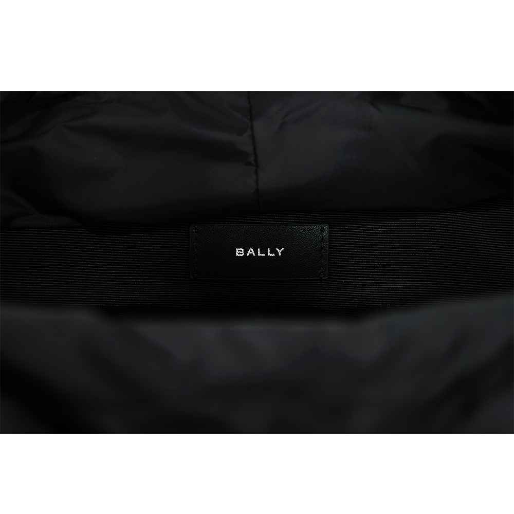 【BALLY】Mythos 紅白條紋再生牛皮翻蓋束口後背包(黑色)6308459