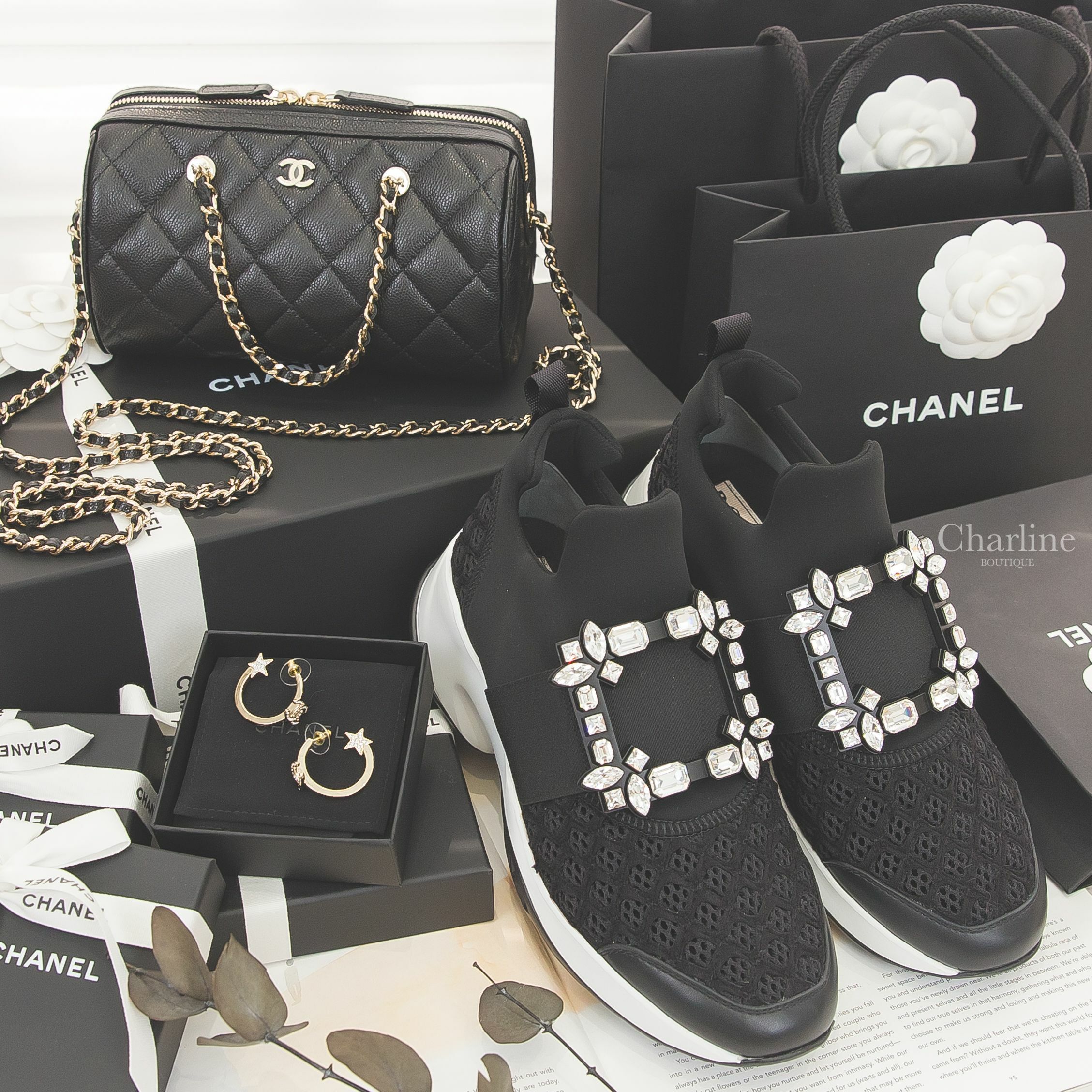 Chanel 黑色金CC金鍊酒紅內裡荔枝菱格紋圓筒手提肩背包,Roger Vivier Viv' Run 黑色水晶方釦太空棉運動鞋,Chanel 金色水鑽CC星星圈型耳環-Charline Boutique 精品代購
