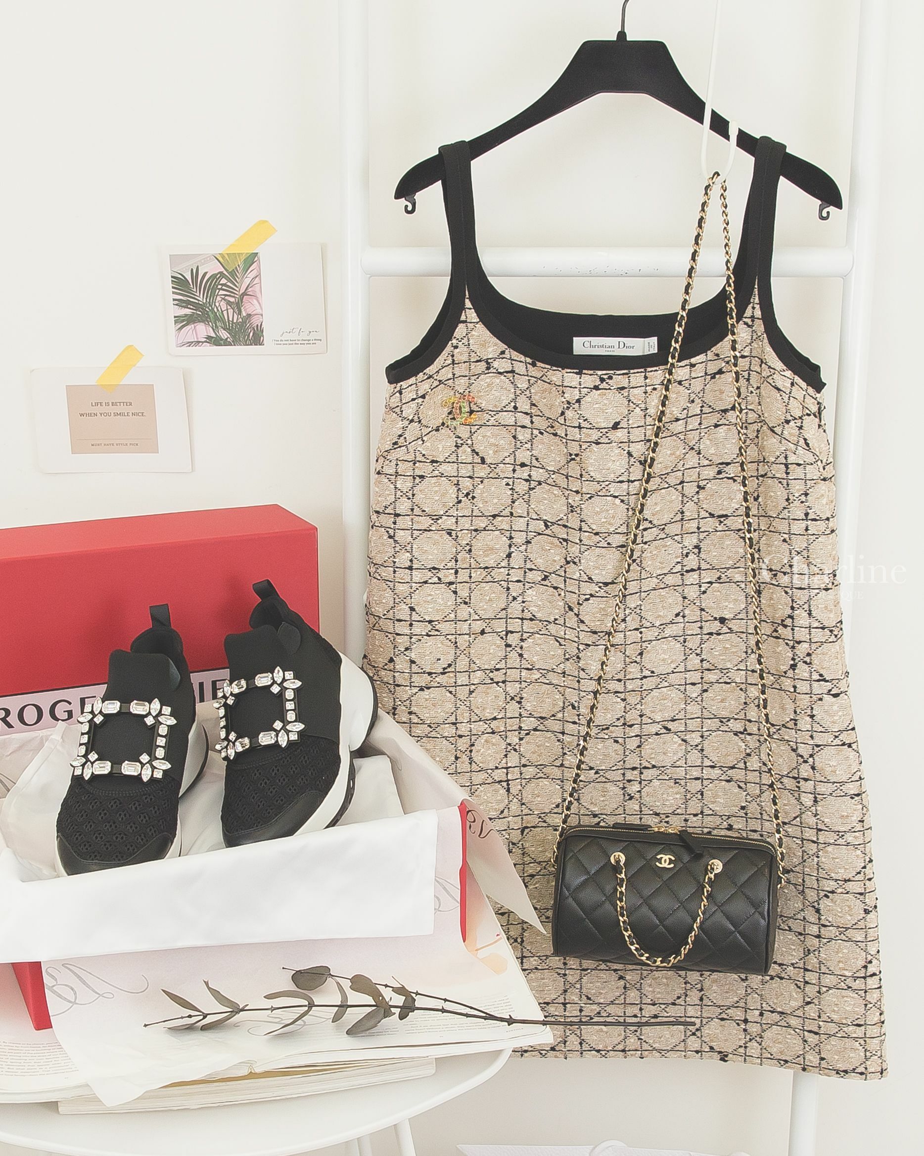 Dior 米色底黑色藤格紋毛呢黑滾邊棉質細肩無袖洋裝,Chanel 黑色金CC金鍊酒紅內裡荔枝菱格紋圓筒手提肩背包,Chanel 金色彩色水鑽CC胸針,Roger Vivier 黑色水晶方釦太空棉運動鞋-Charline Boutique 精品代購