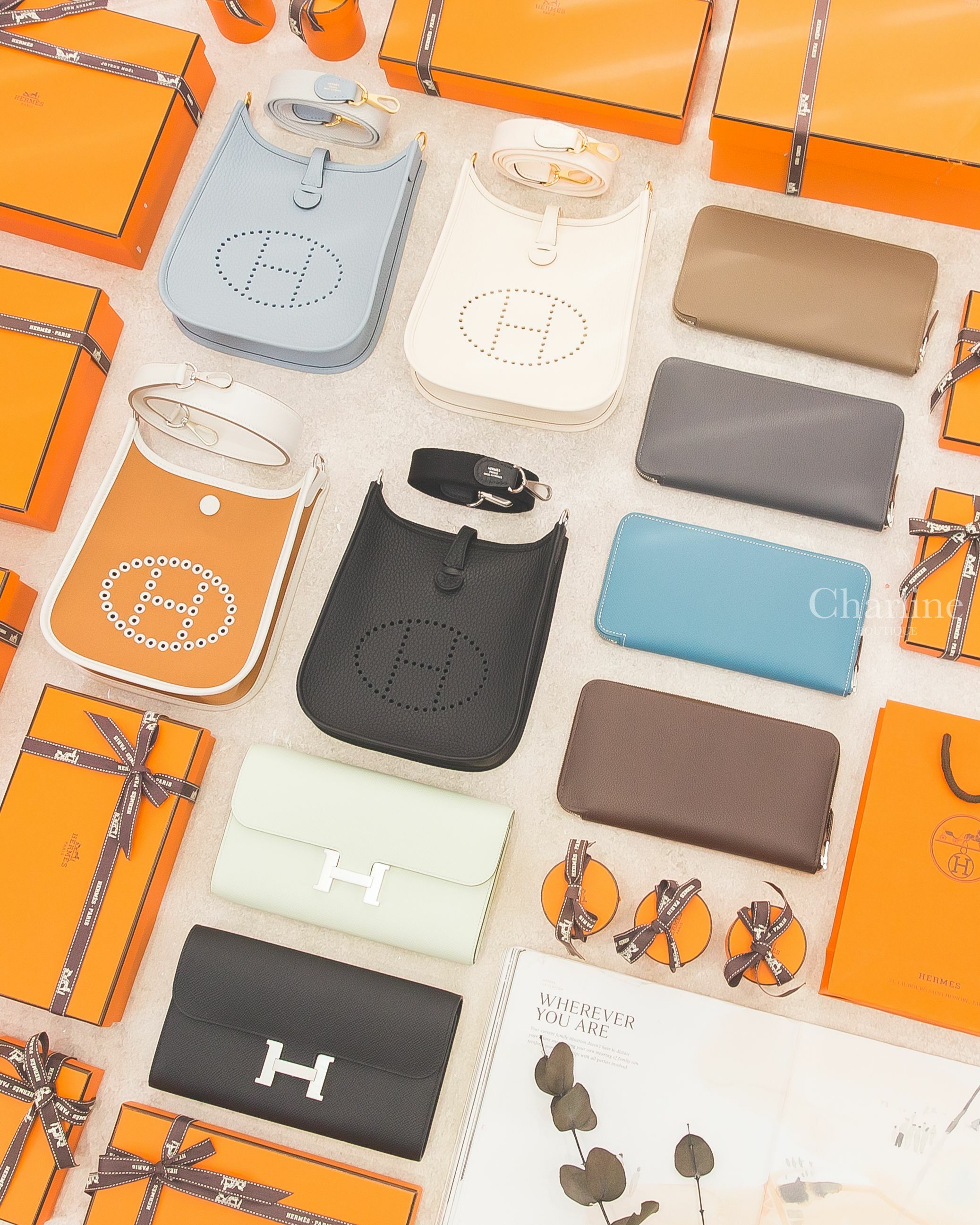 Hermès 大象灰、新丹寧藍、石板灰、摩卡色絲巾長夾,Constance To Go 氣泡綠銀釦、黑色銀釦,Evelyne 16cm 亞麻藍金釦、黑色銀釦、奶油白金釦,Neo Evelyne 沙丘棕銀釦-Charline Boutique 精品代購