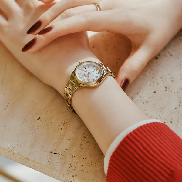萬年鐘錶 - SEIKO  LUKIA   花藝聯名 30周年限量 鈦金屬太陽能電波女錶  SSQW094J / 1B32-0BM0K 錶徑 28MM