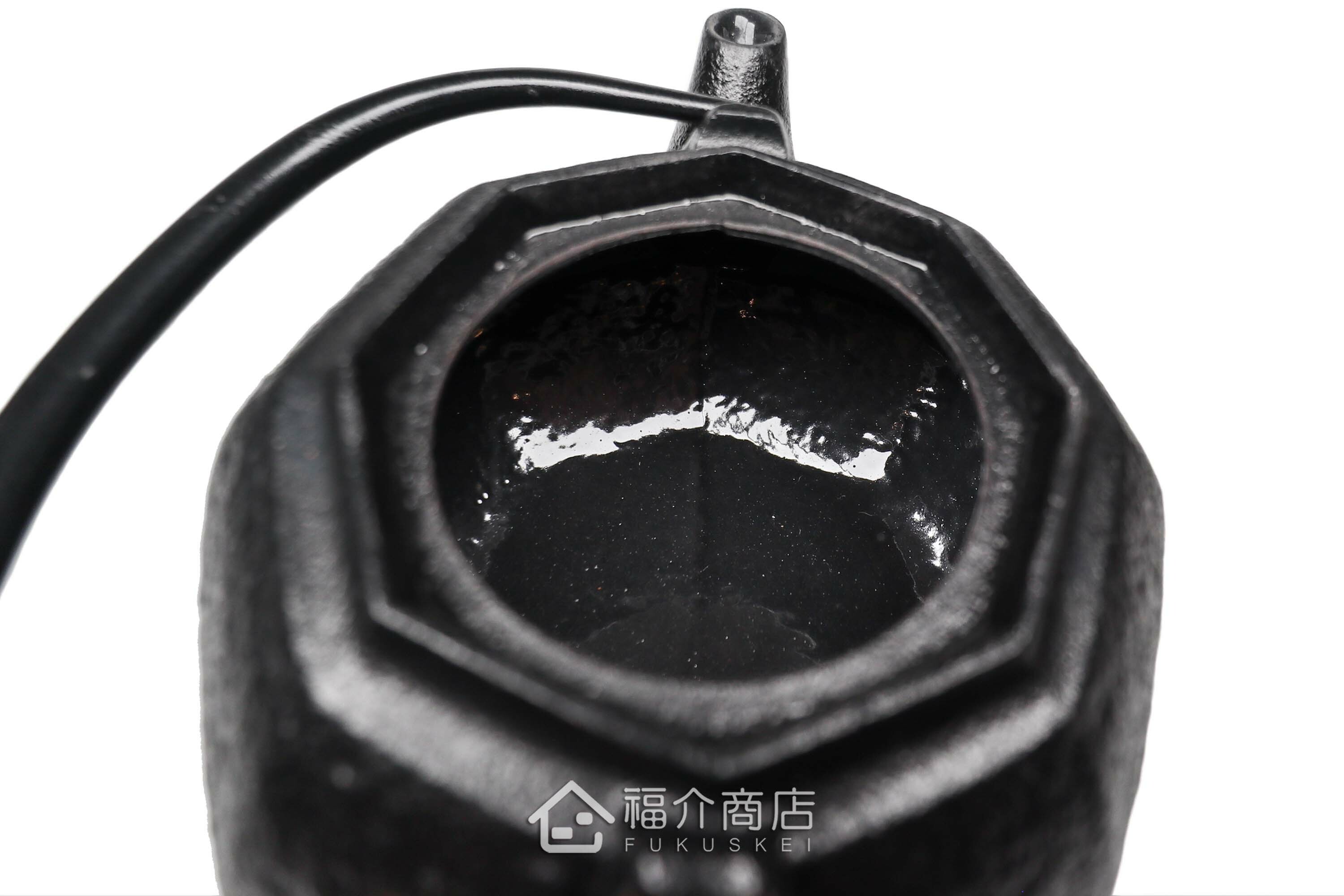 泡茶用的八角造型鑄鐵茶壺