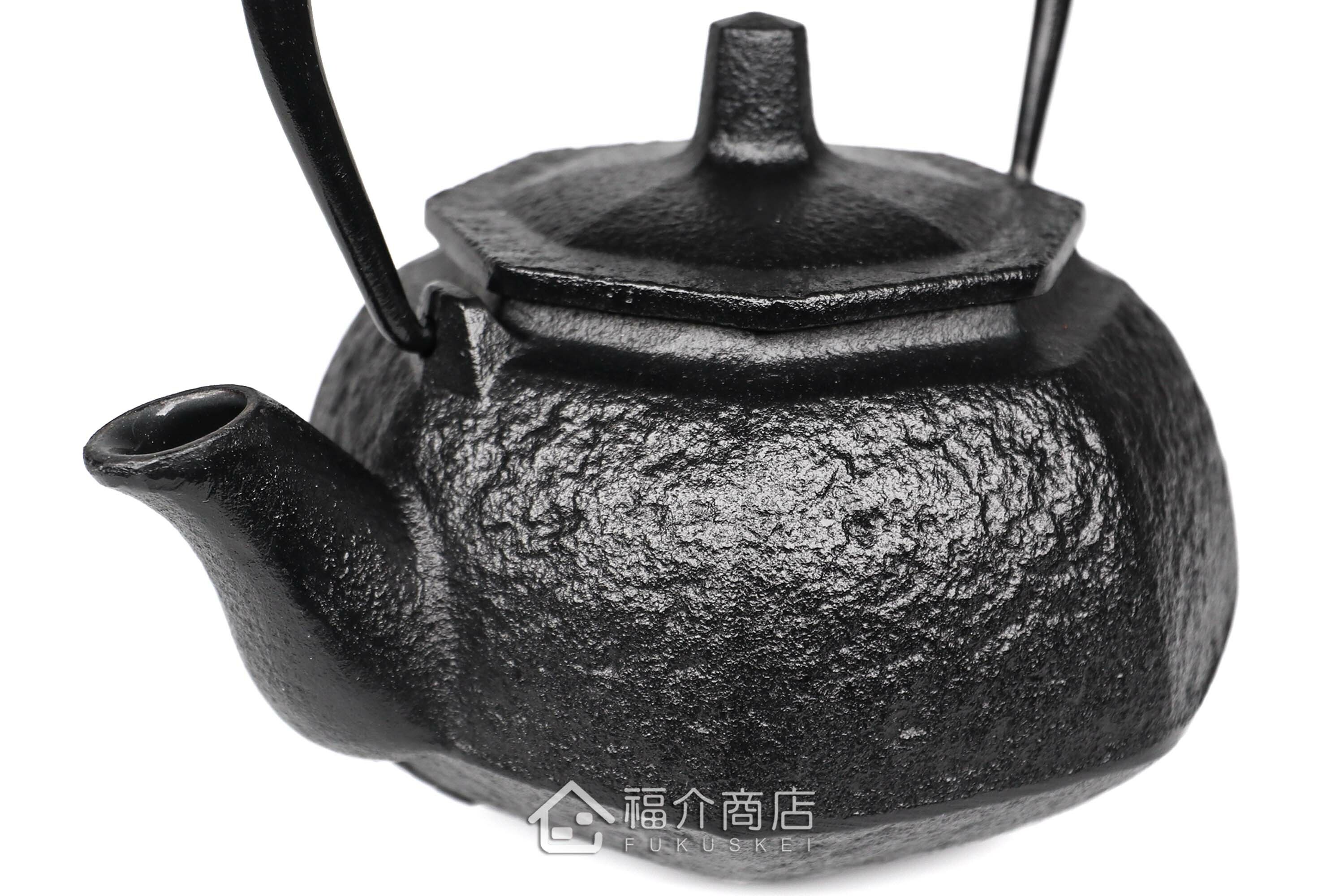泡茶用的八角造型鑄鐵茶壺