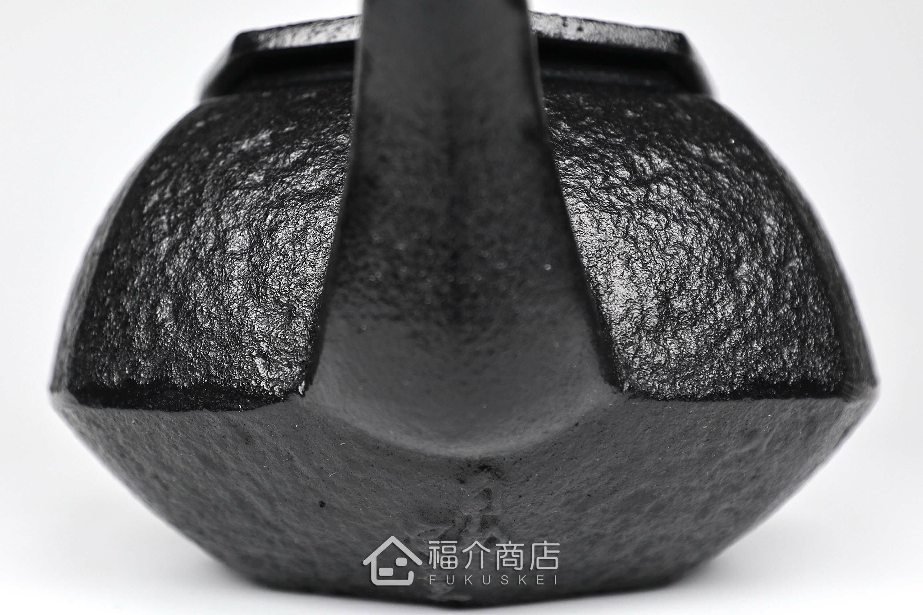 泡茶用的八角造型鑄鐵茶壺