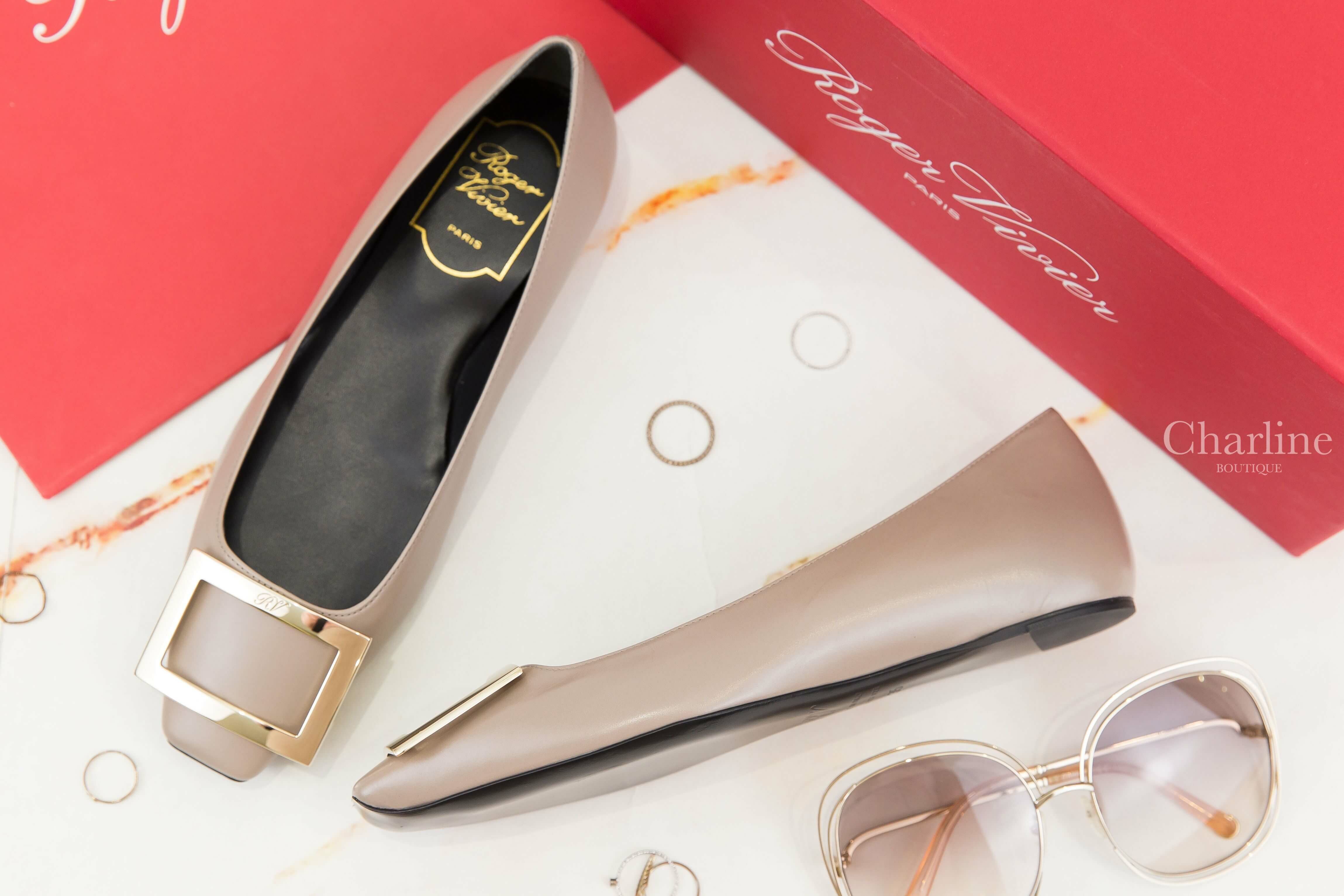 Roger Vivier Trompette Ballerinas In Leather 米褐色漆皮淡金色方釦平底鞋-Charline Boutique 精品代購