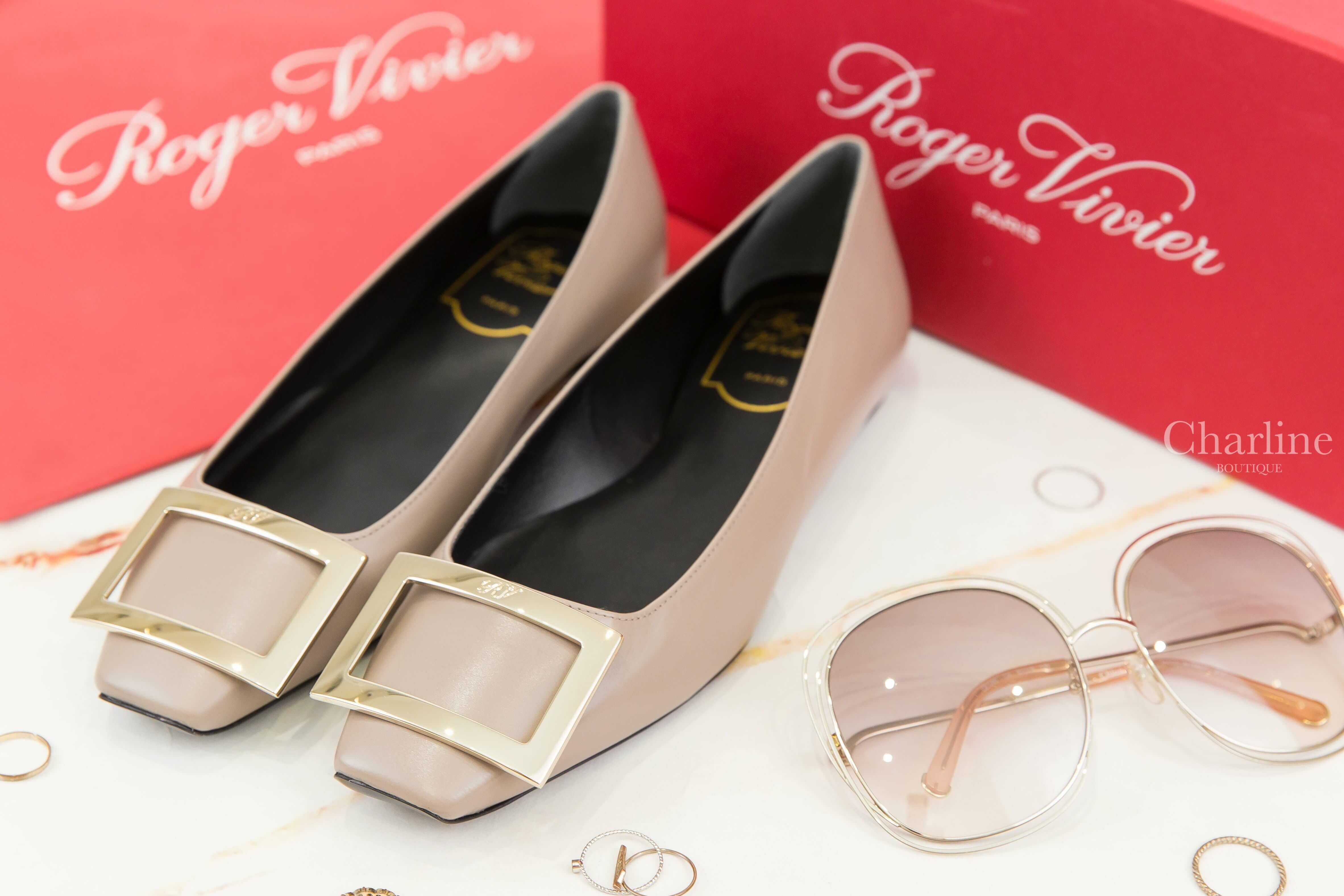 Roger Vivier Trompette Ballerinas In Leather 米褐色漆皮淡金色方釦平底鞋-Charline Boutique 精品代購