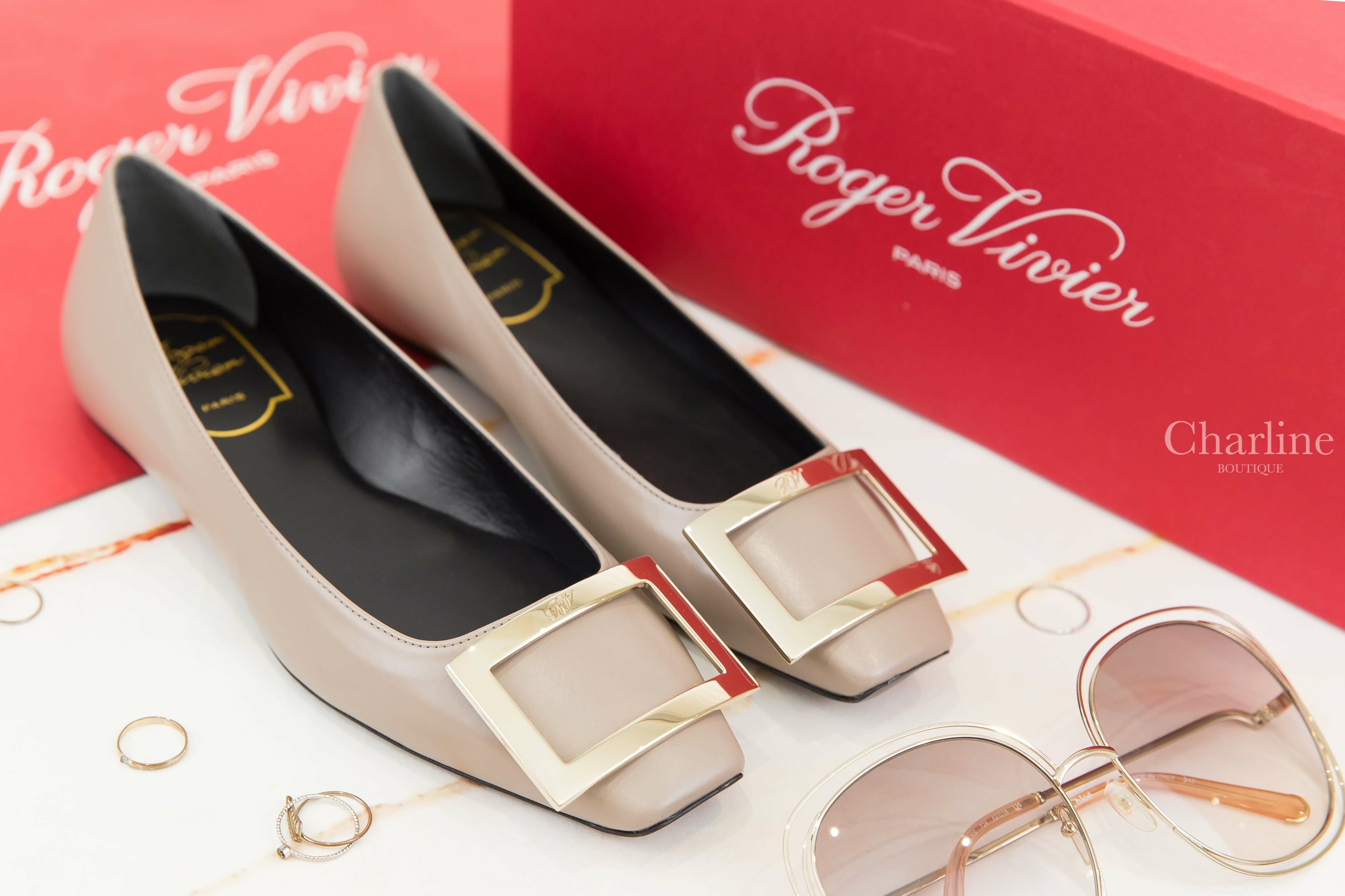 Roger Vivier Trompette Ballerinas In Leather 米褐色漆皮淡金色方釦平底鞋