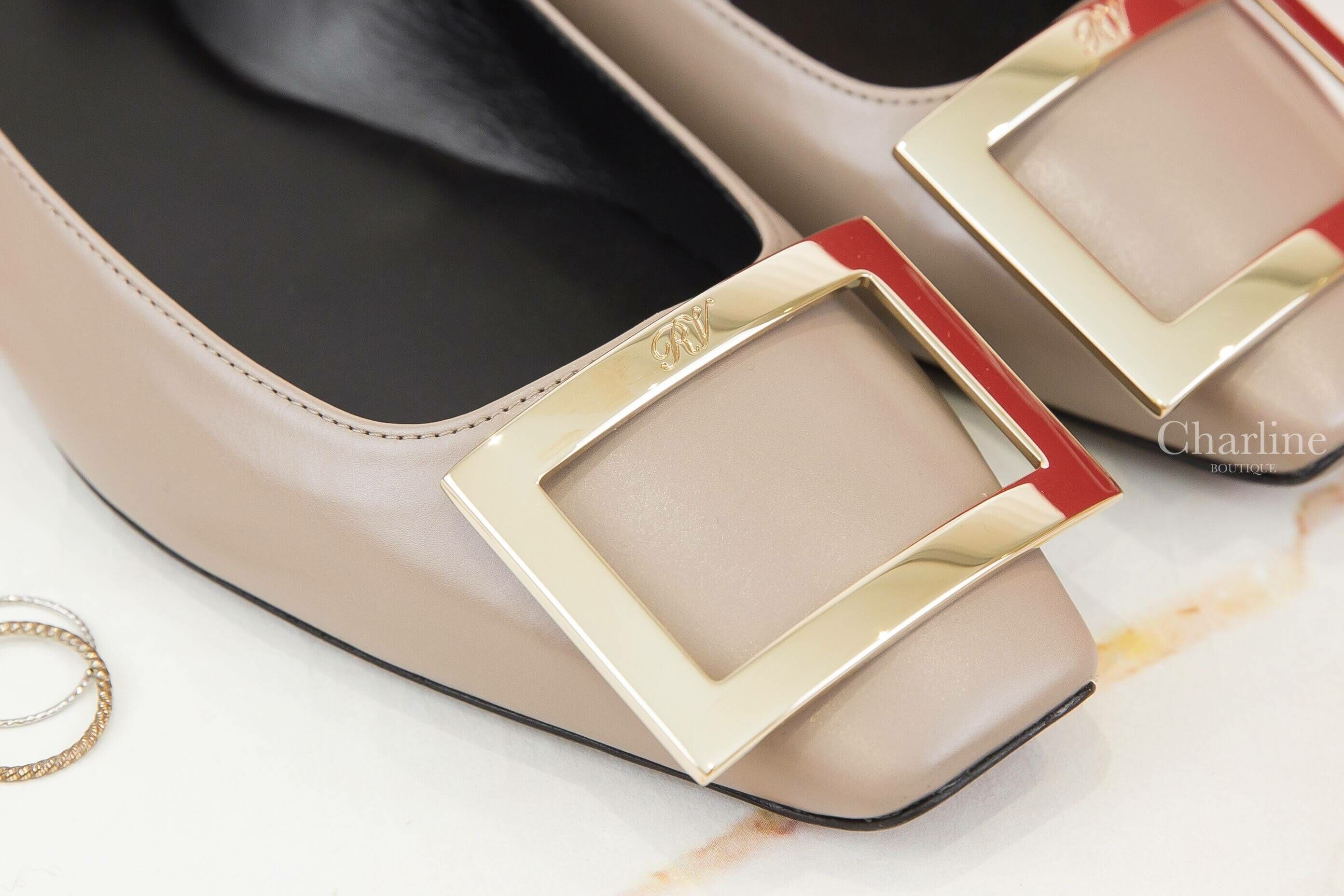 Roger Vivier Trompette Ballerinas In Leather 米褐色漆皮淡金色方釦平底鞋