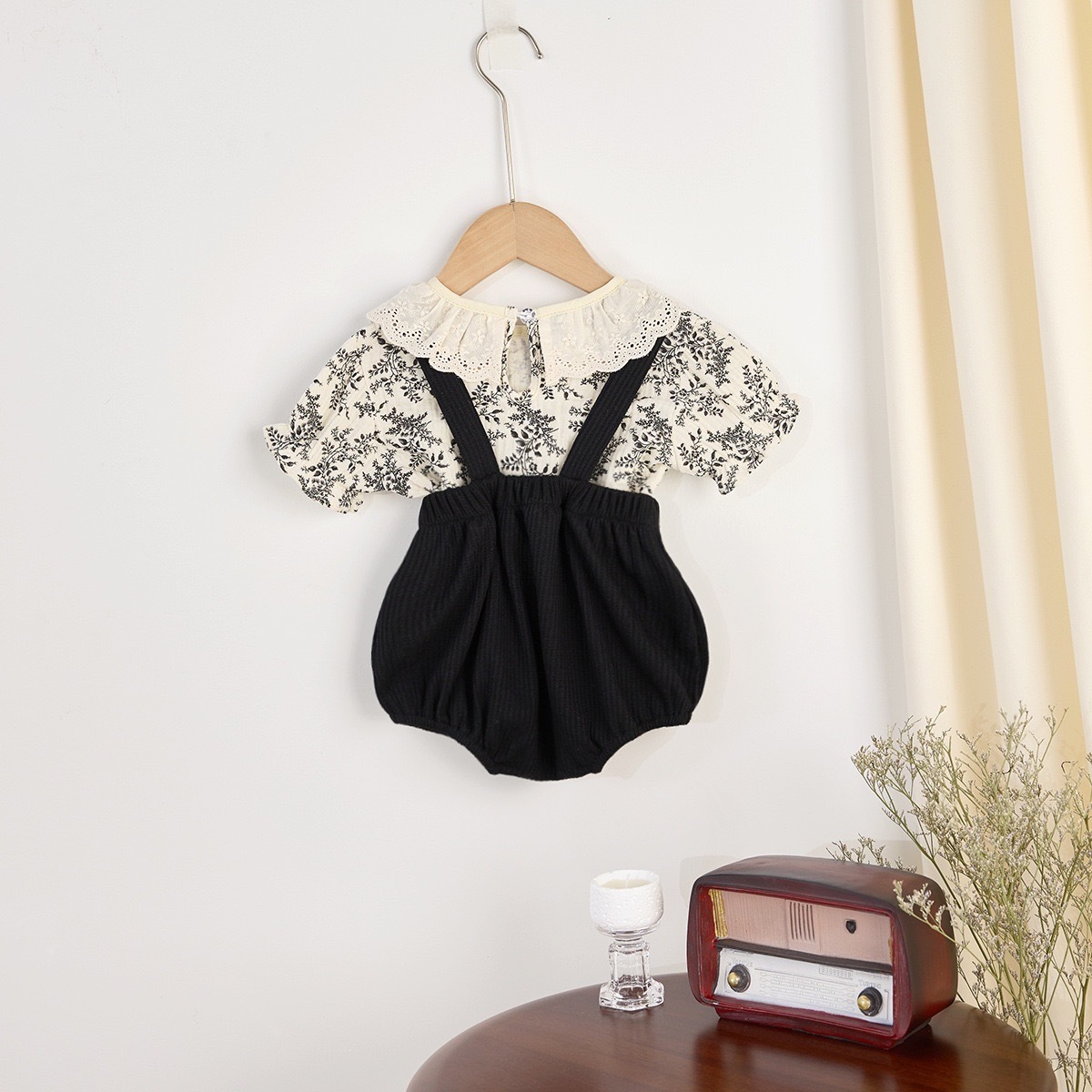 甜美碎花上衣+包屁吊帶褲