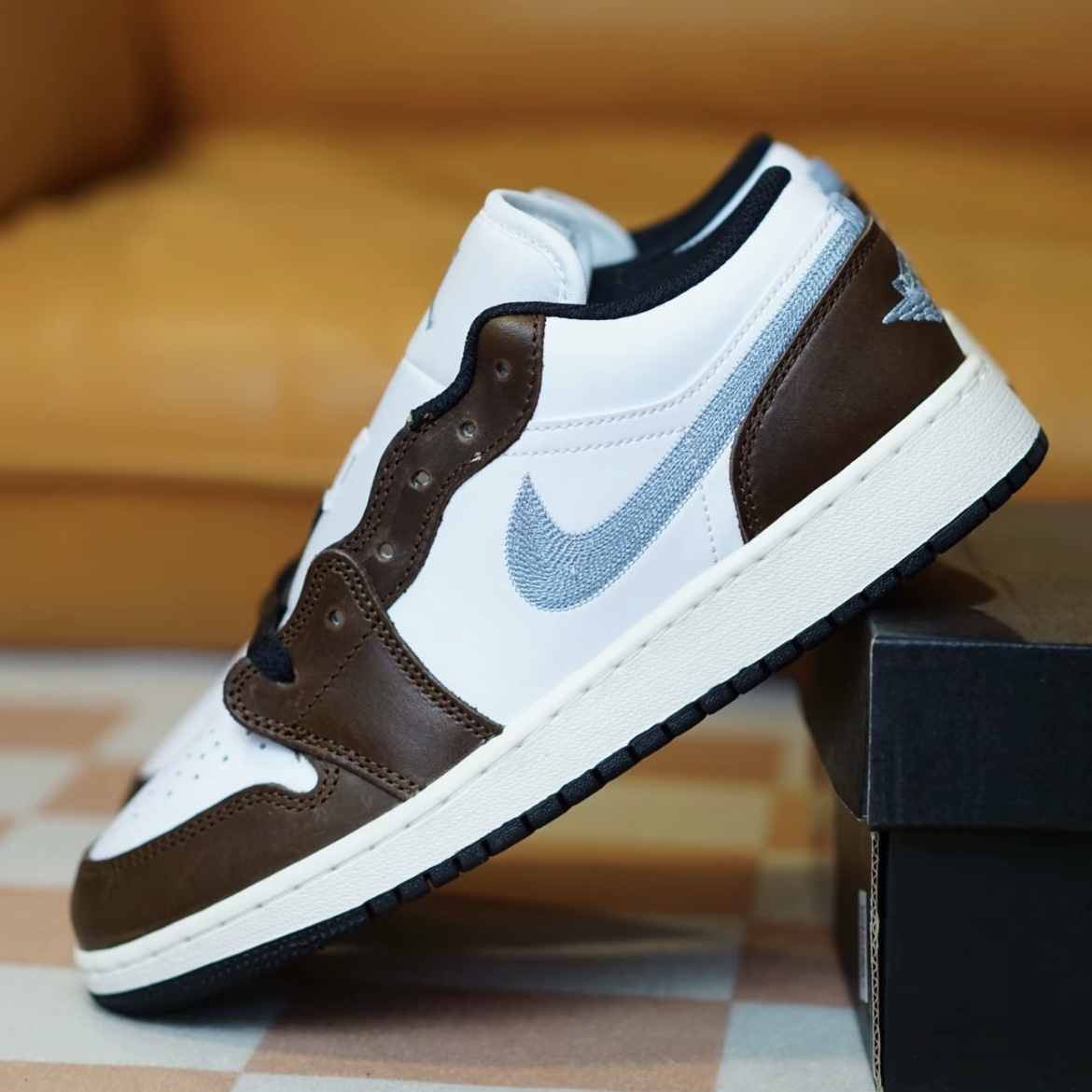 Nike Air Jordan 1 Low SE GS 摩卡棕 白棕 藍勾 刺繡 AJ1 低筒休閒鞋