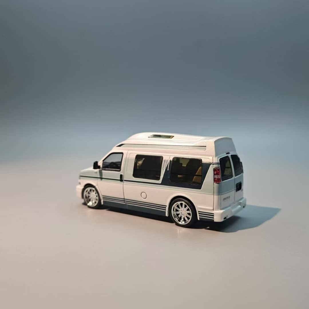 1/64 GOC  GMC Savana White with Blue Stripes LHD (GOCGMCSWBL )