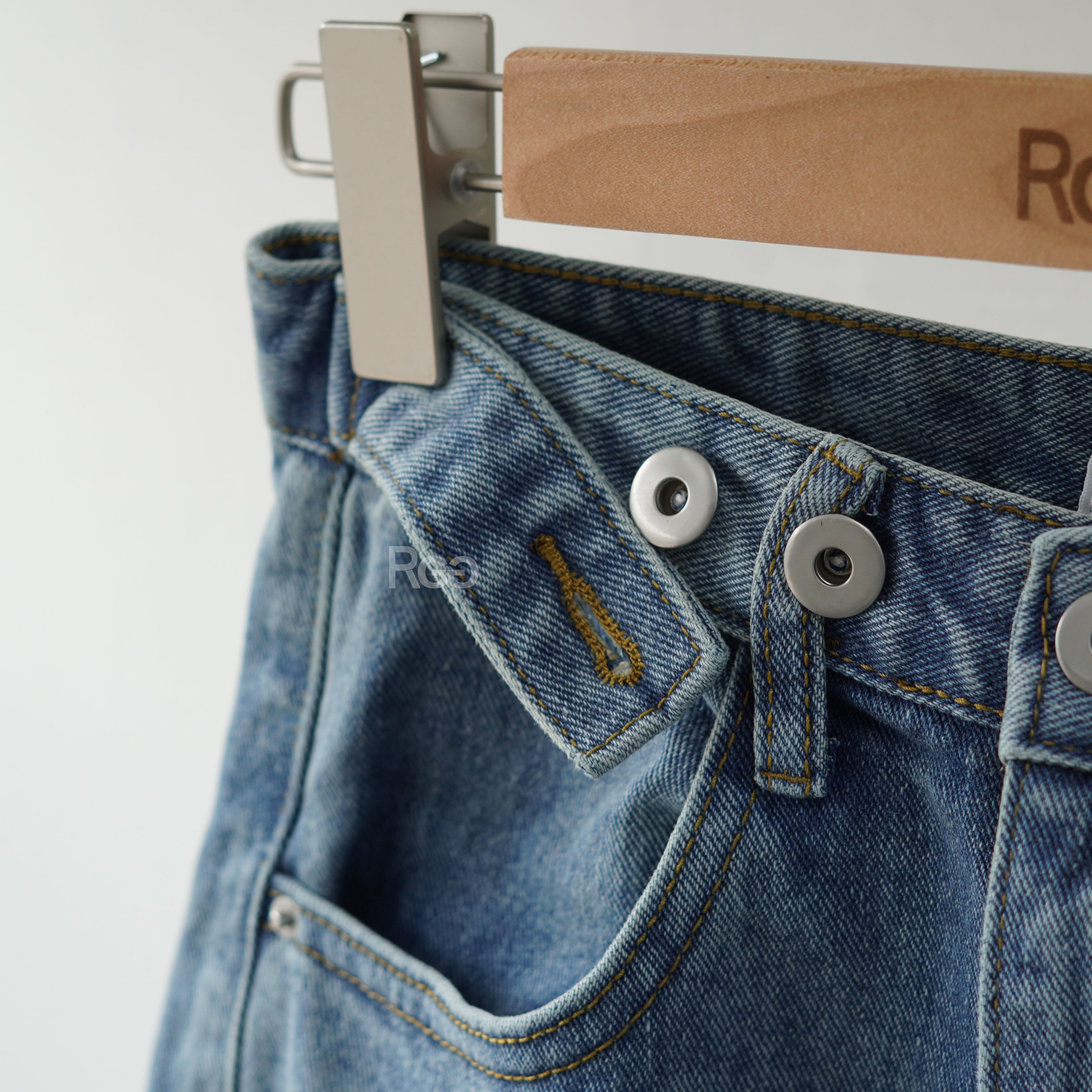 #10693 腰調節釦牛仔中褲褲頭細節照