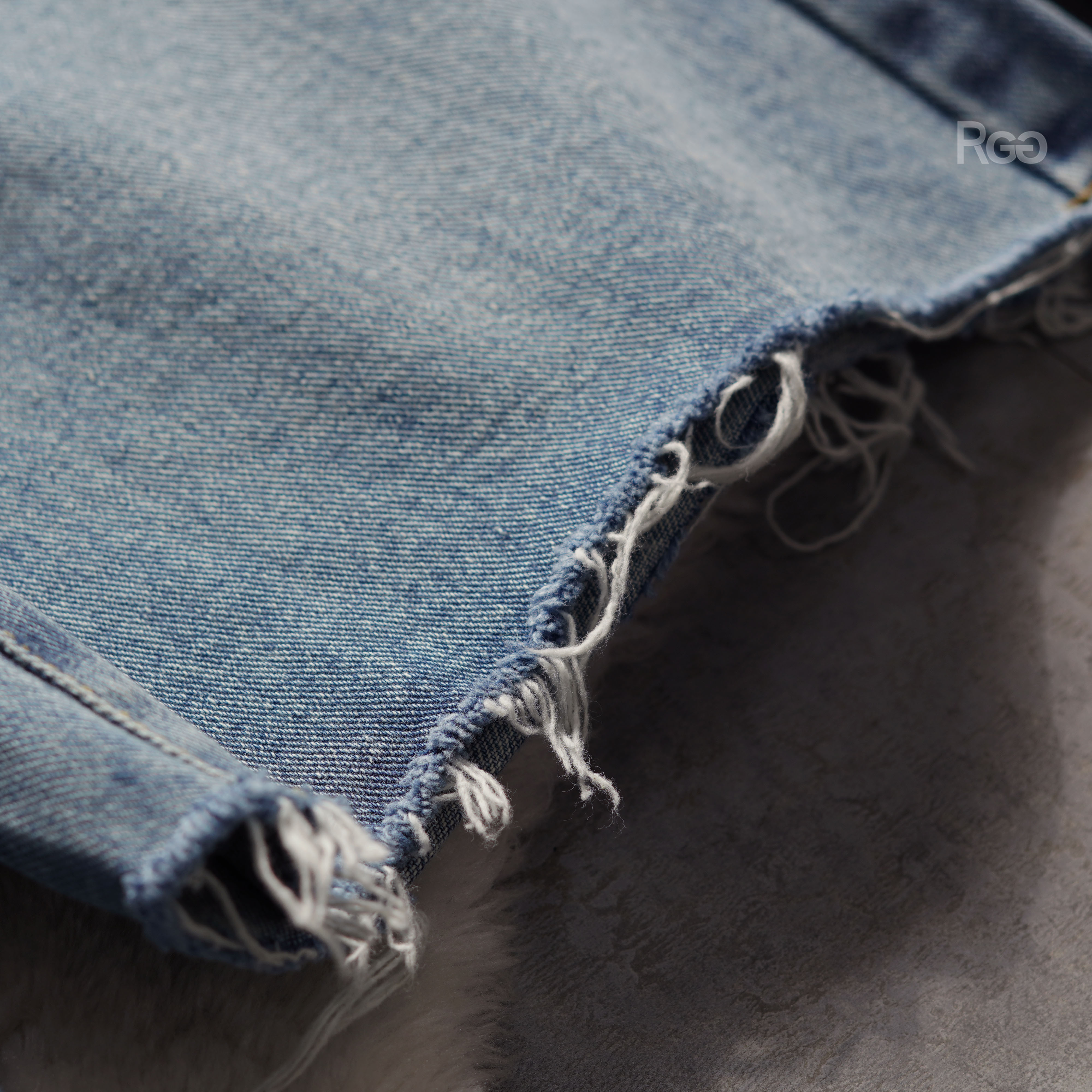 #10693 腰調節釦牛仔中褲褲管細節照