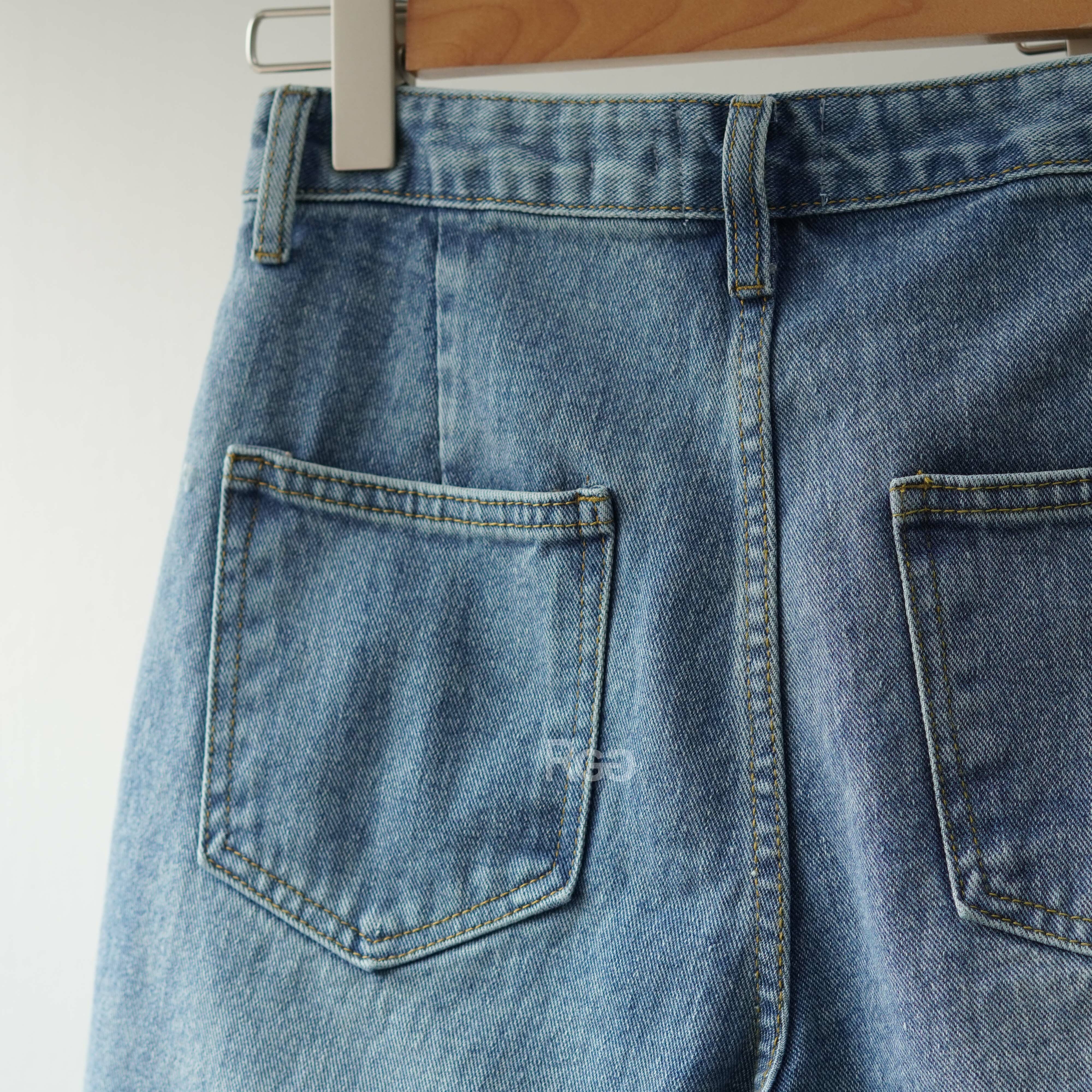 #10693 腰調節釦牛仔中褲背面口袋近拍照