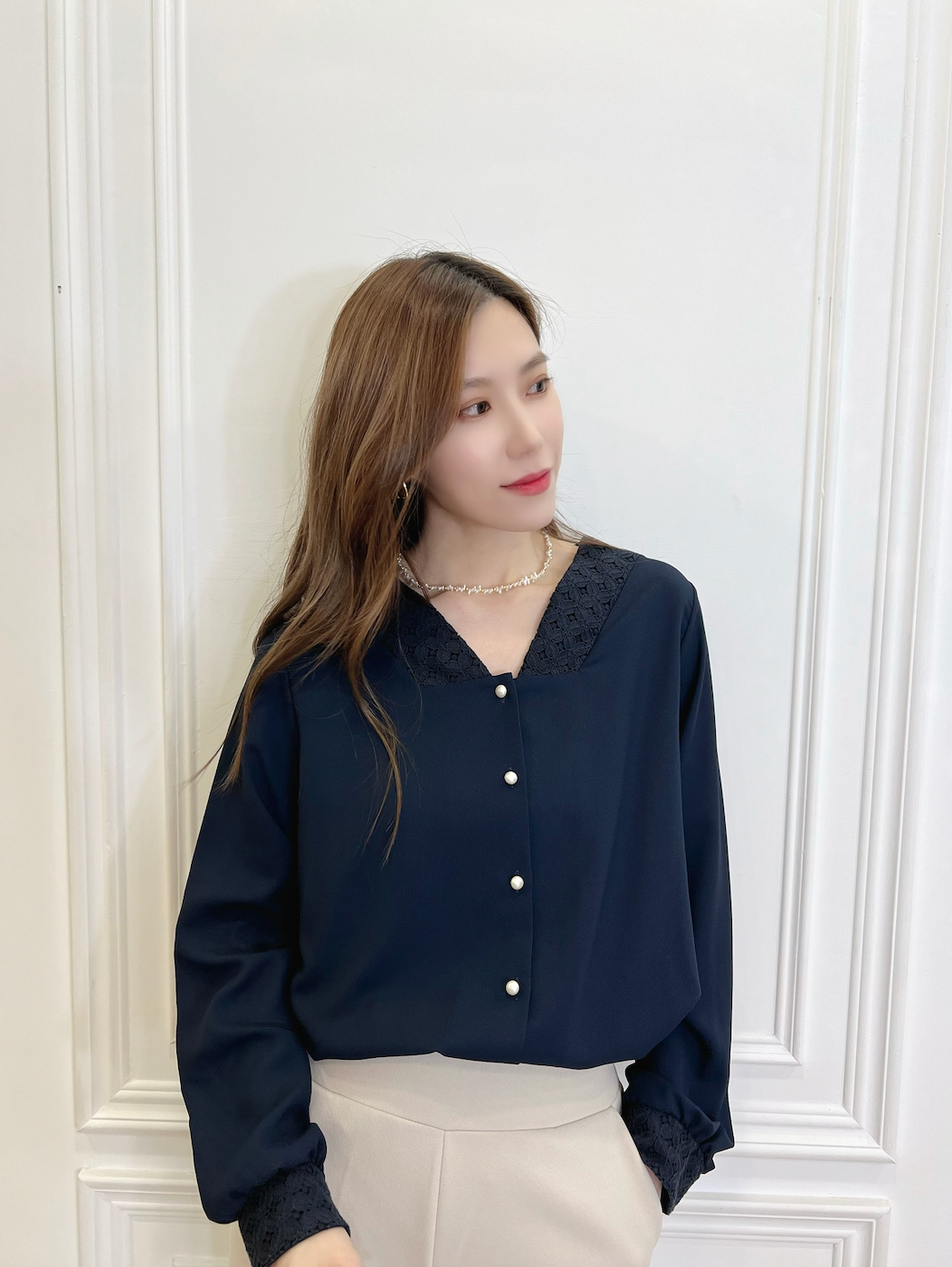 蕾絲V領珍珠釦上衣
