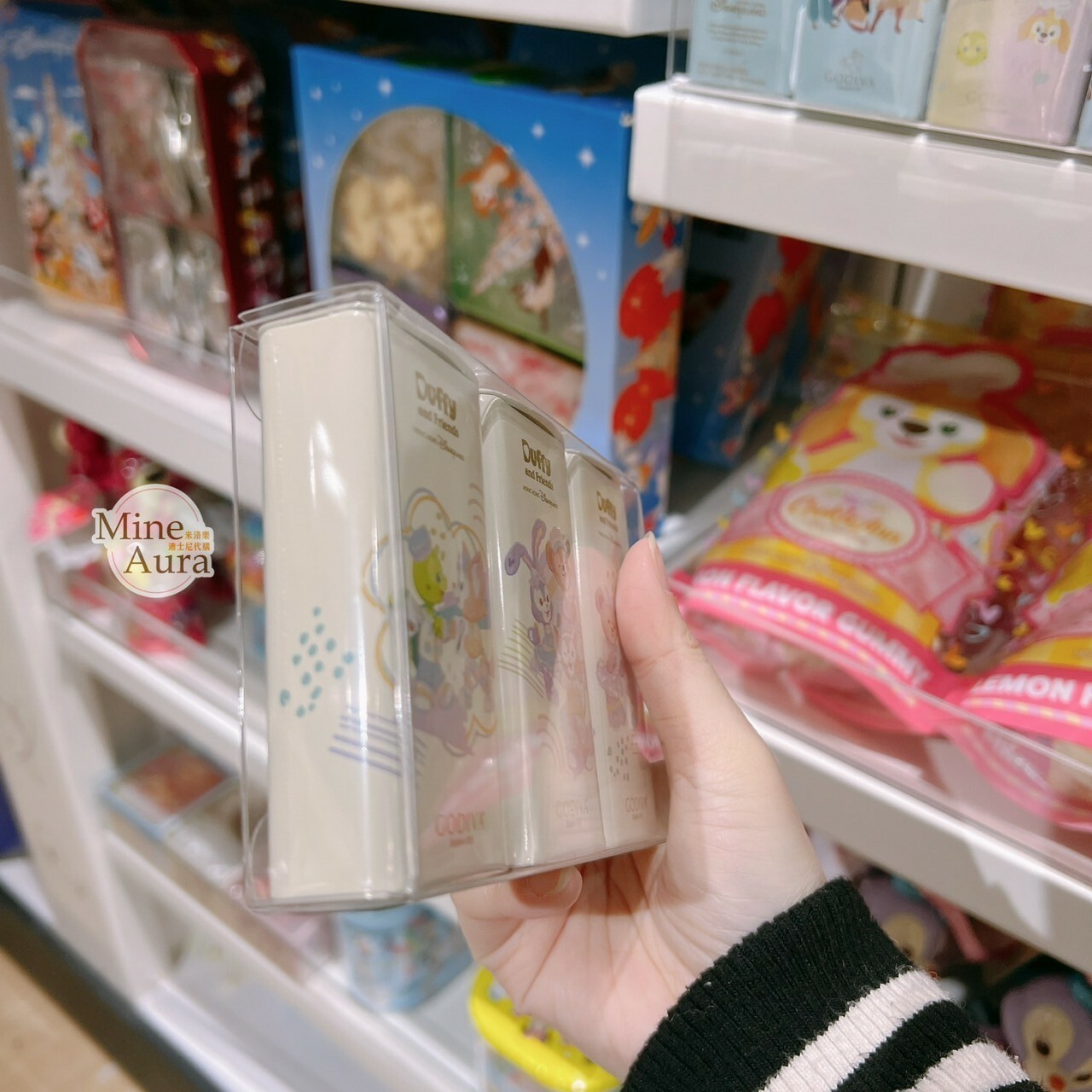 達菲 Duffy 與好友們 快樂相傳 smiles go around x GODIVA 聯名 巧克力球 隨身鐵盒 3入組 -香港迪士尼樂園