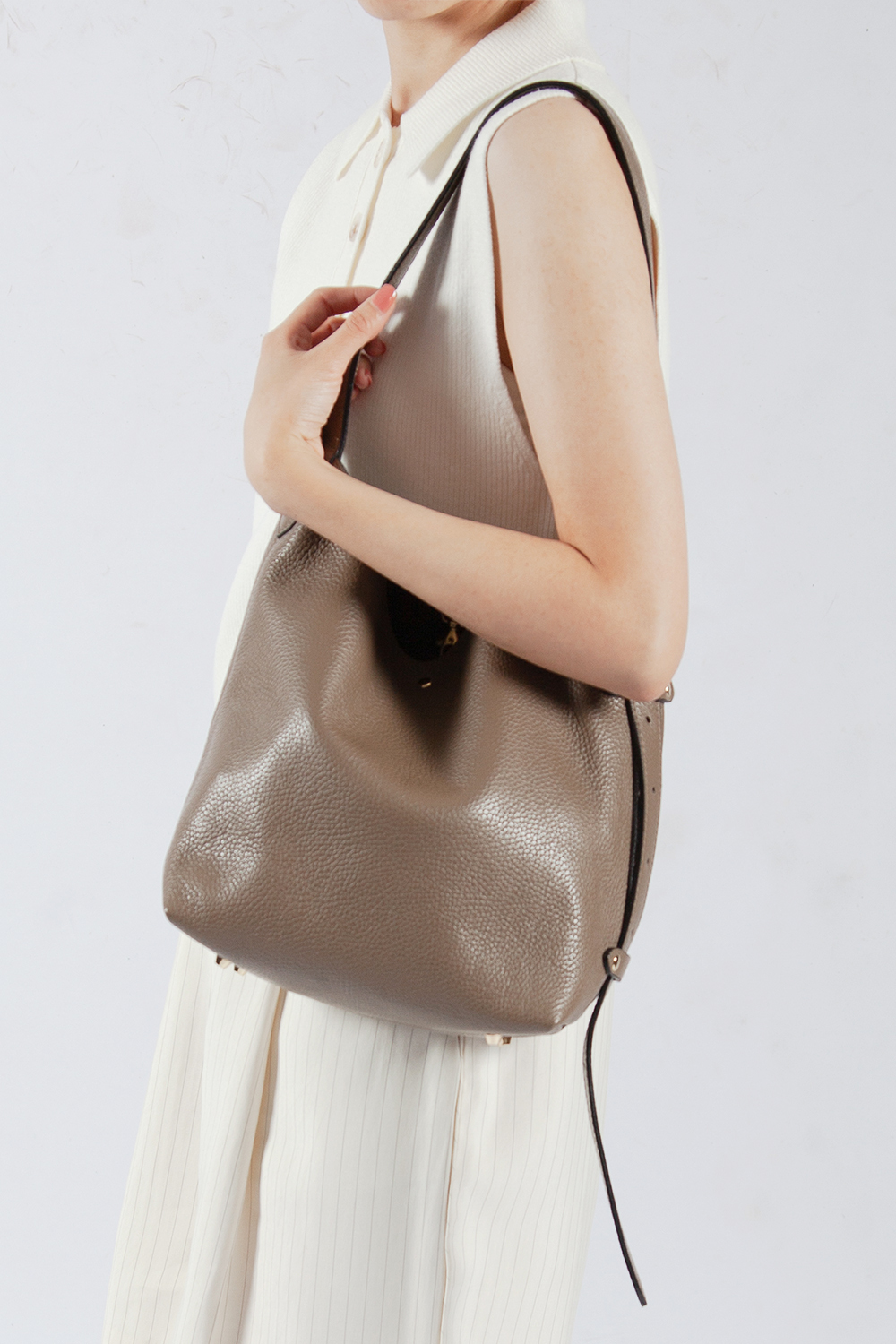 Cities 鎖頭裝飾水桶包 豆沙