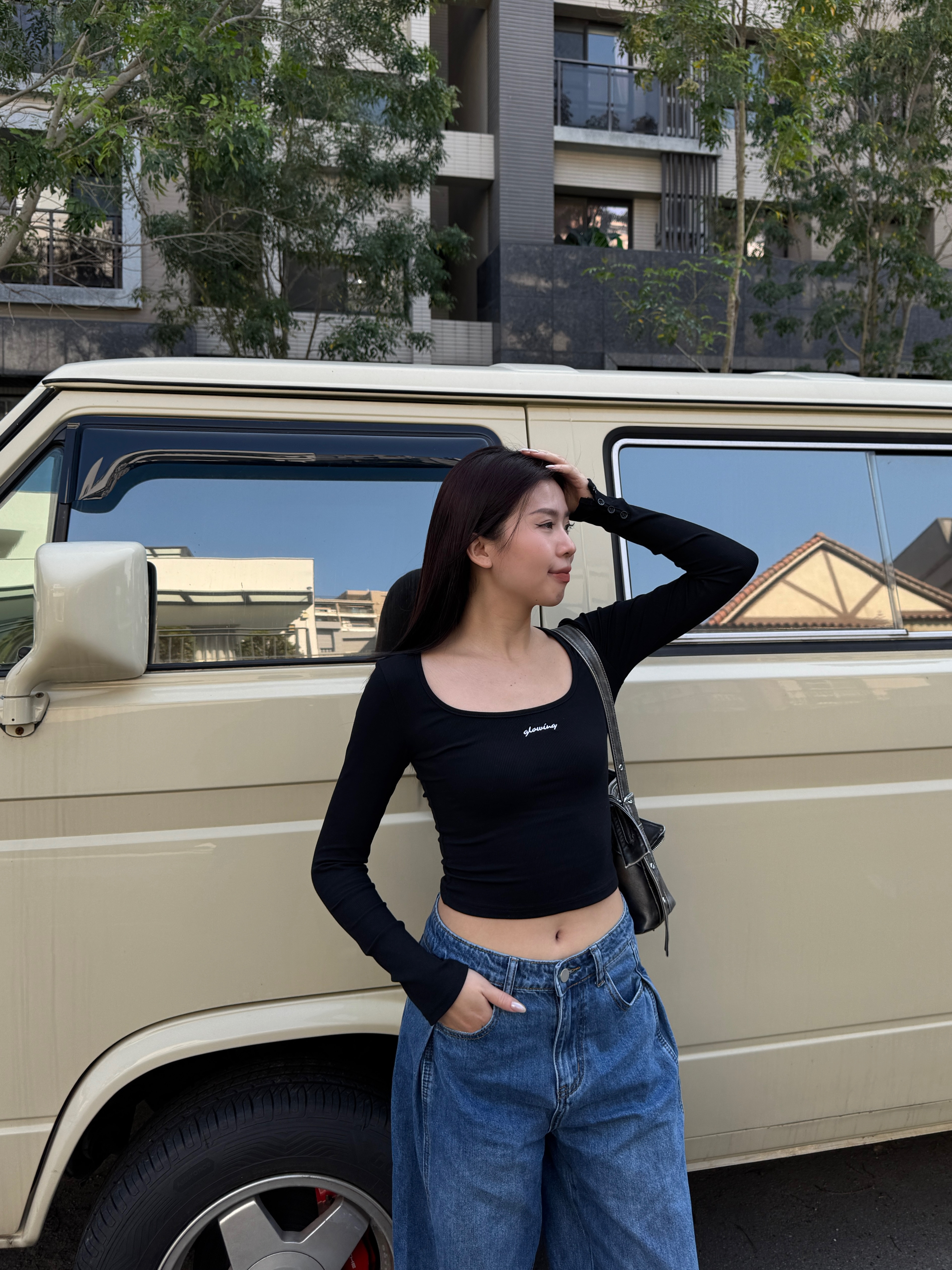 𝐆𝐋𝐎𝐖𝐈𝐍𝐆 / Basic Logo Square Neck Top (3 colors)