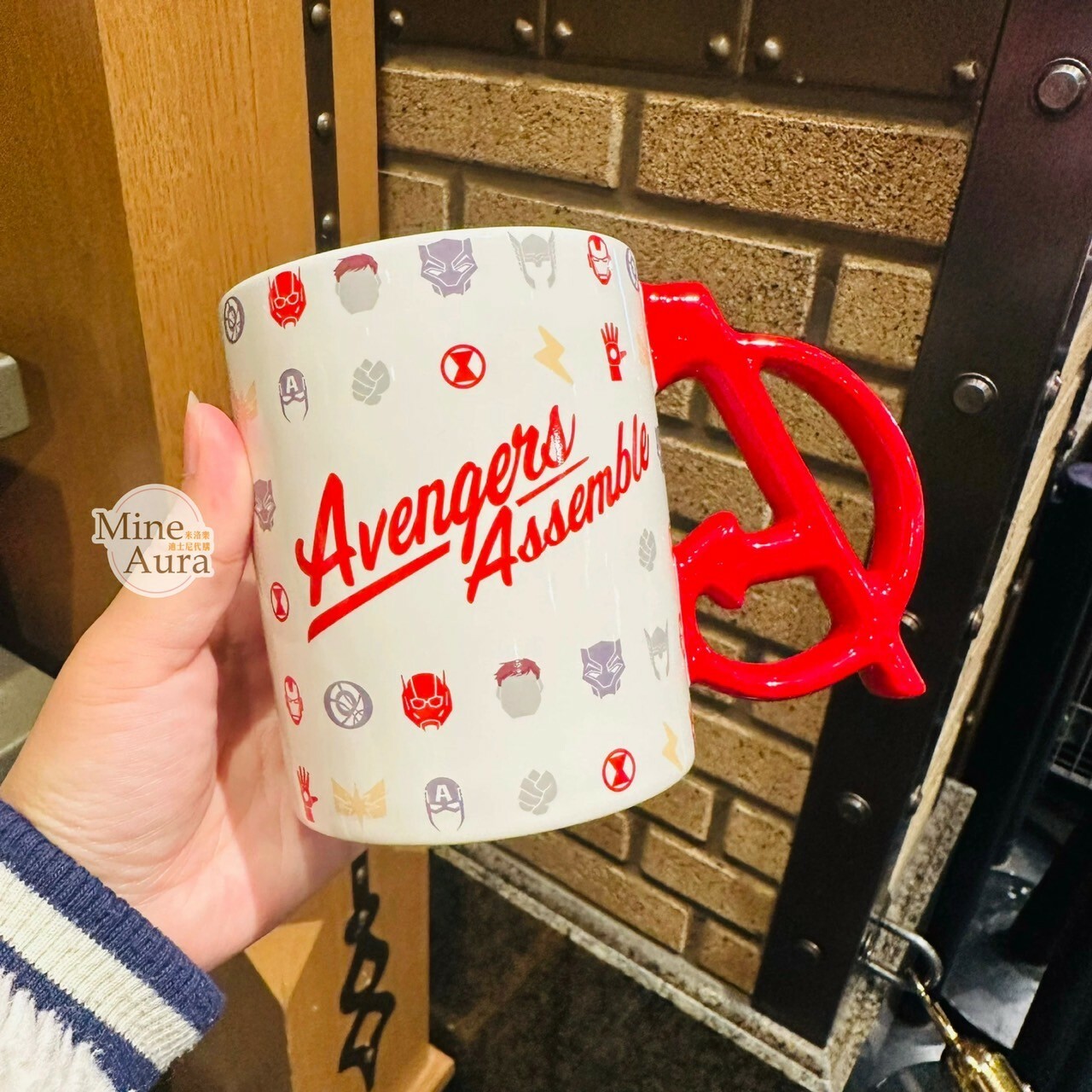 復仇者聯盟 The Avengers 經典標誌 滿版圖案 白底 A字手把 馬克杯 水杯 漫威 Marvel -上海迪士尼樂園