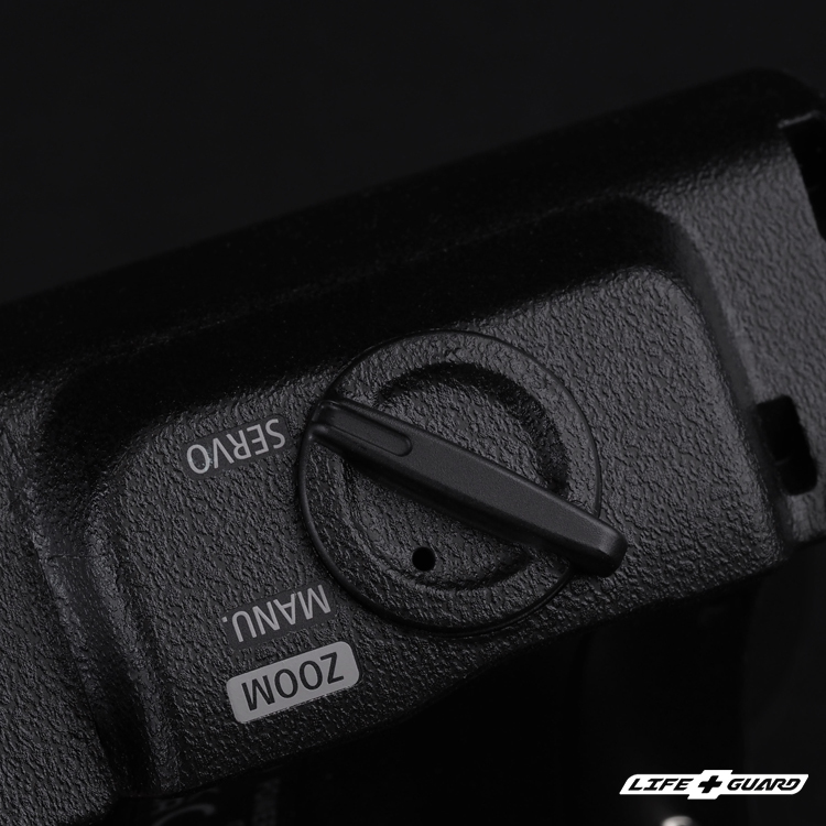 LIFE+GUARD 獨特設計風格，黑色砂紋貼膜質感特寫