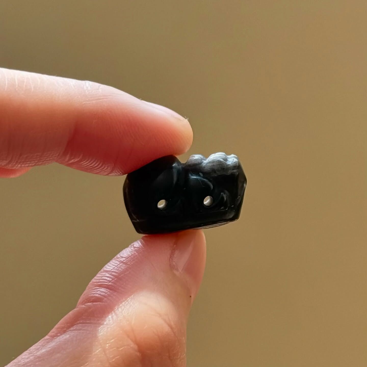 [原石] 銀曜石 貔貅 （手排雙通孔）