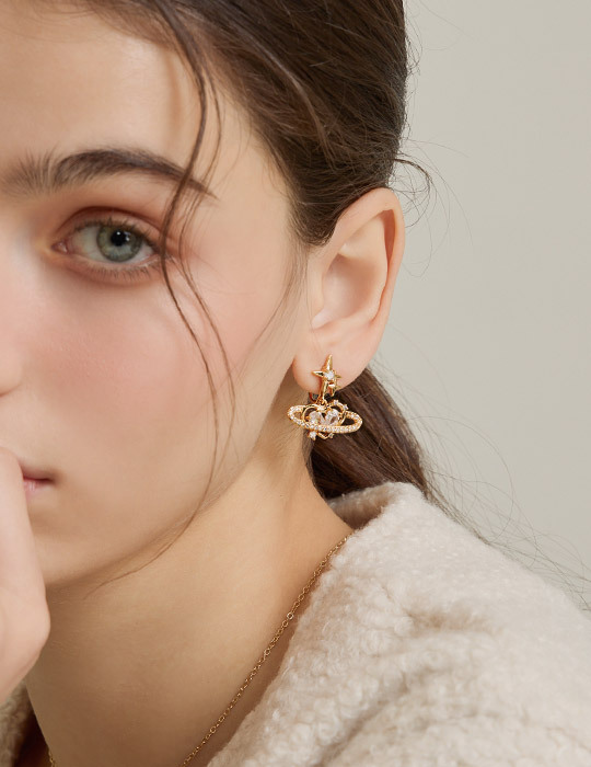 派對心星璀璨。夾式耳環