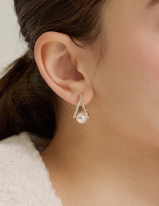 三角線條滿鑽珍珠。銀針耳環(金)