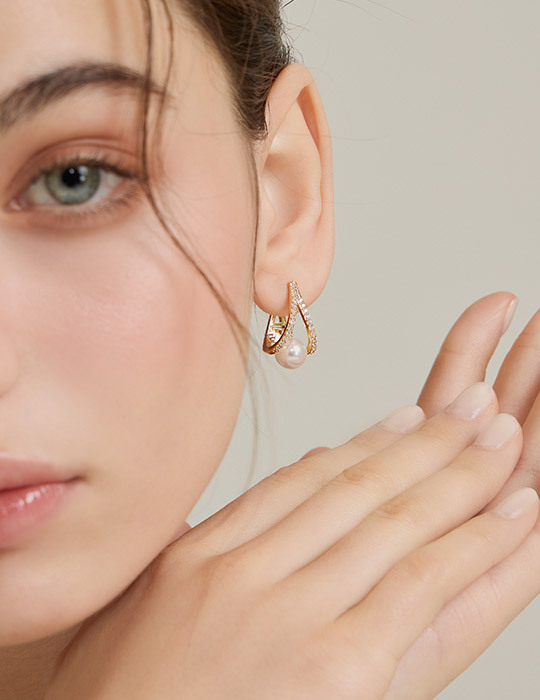 三角線條滿鑽珍珠。銀針耳環(金)