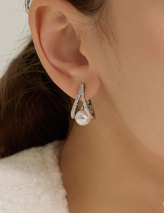 三角線條滿鑽珍珠。銀針耳環(銀)