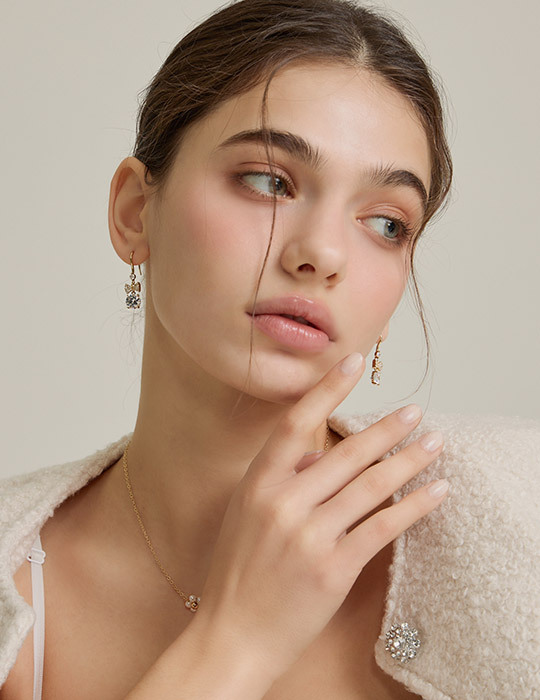 閃耀垂墜蝴蝶結鋯石。針式耳環