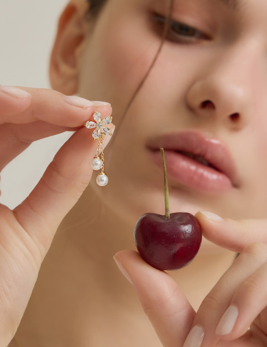 清新百搭垂墜小花。銀針耳環