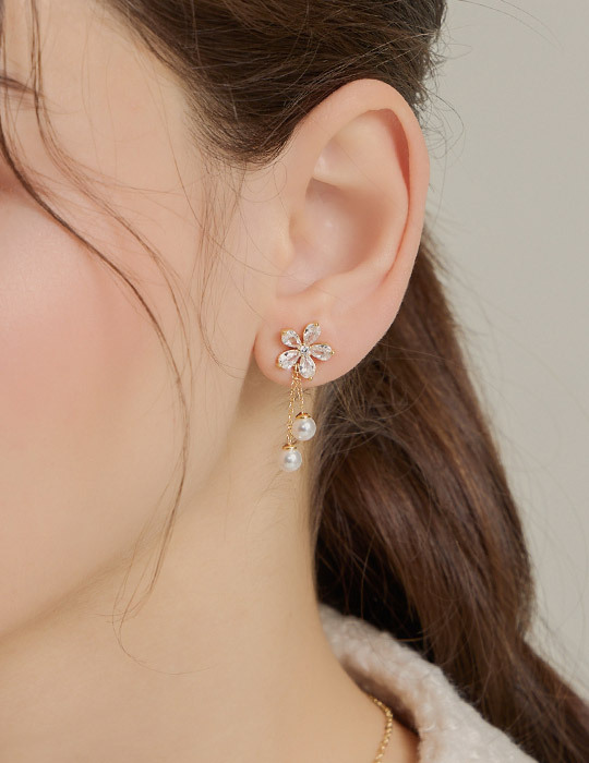 清新百搭垂墜小花。銀針耳環