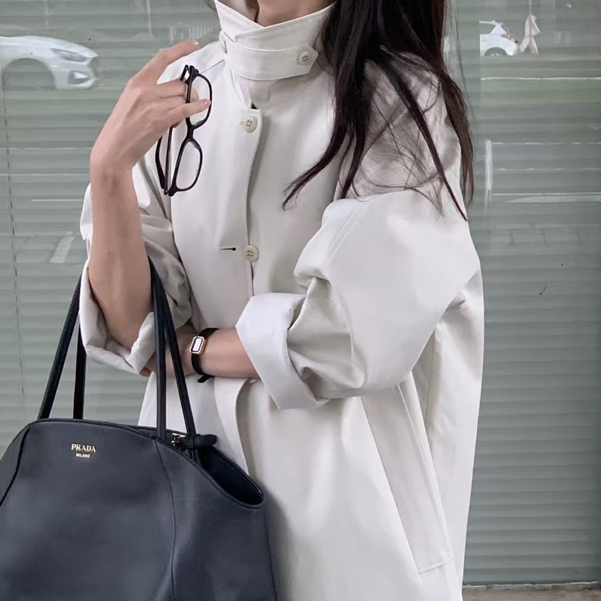 R02後設計俐落打褶風衣外(灰白)