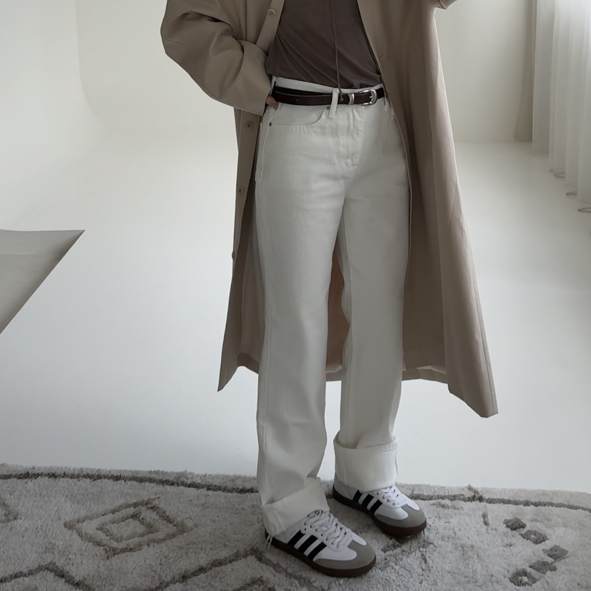 R07每年都需要來一件直腿白褲(S/M)