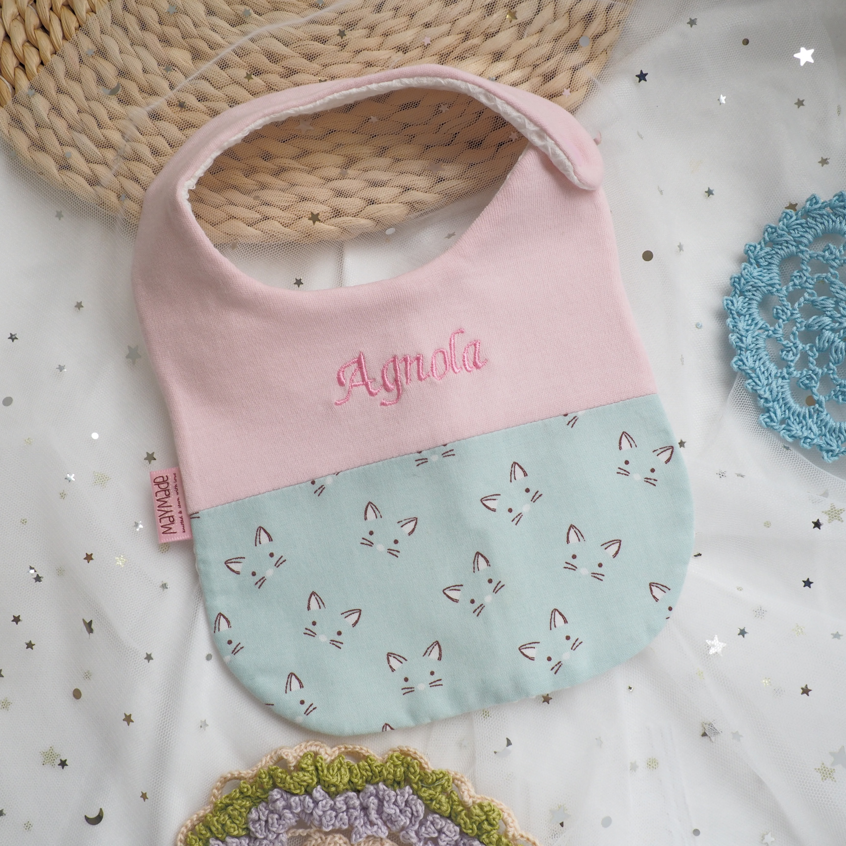 綠色貓臉圖案 拼布款繡名口水肩