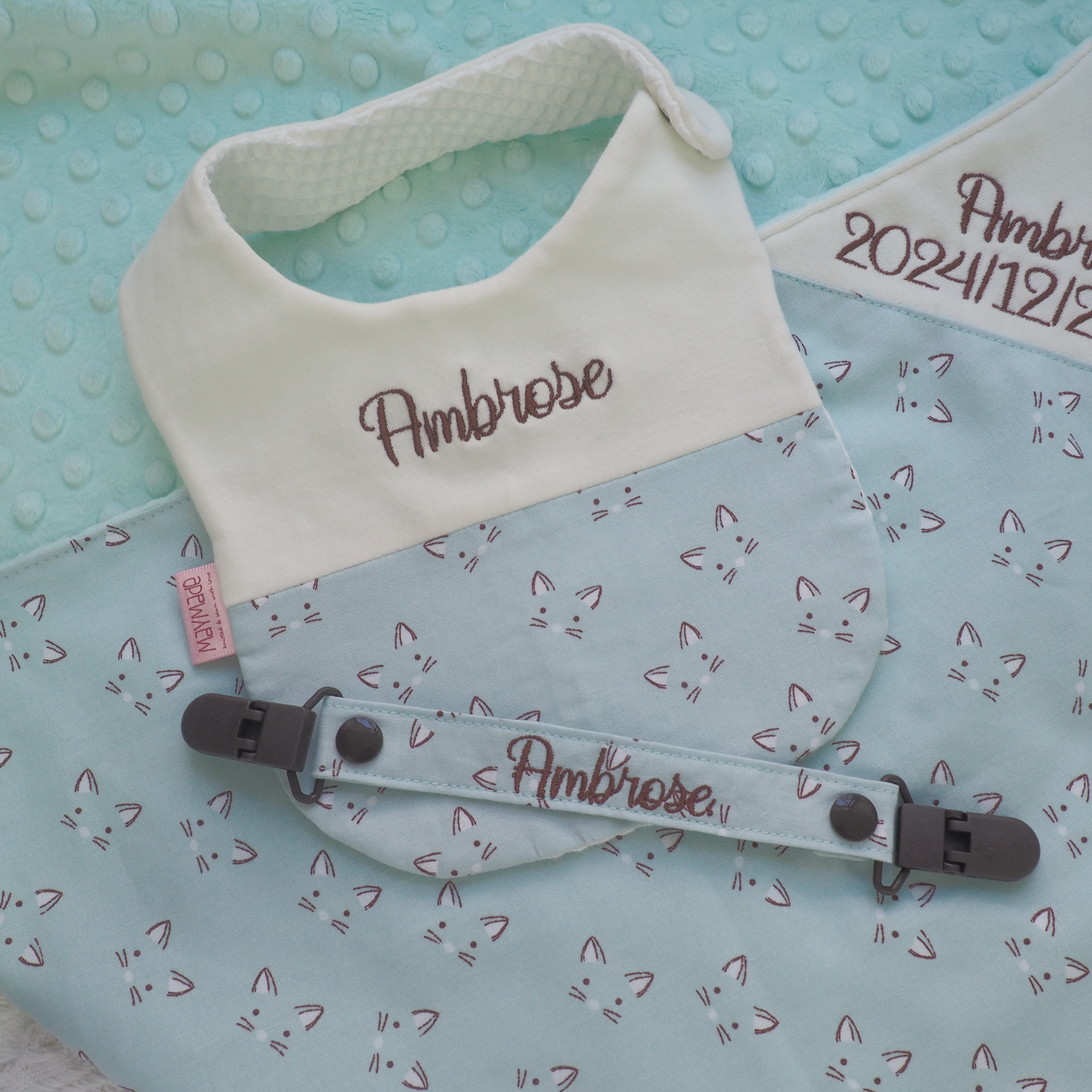 綠色貓臉圖案 拼布款繡名口水肩