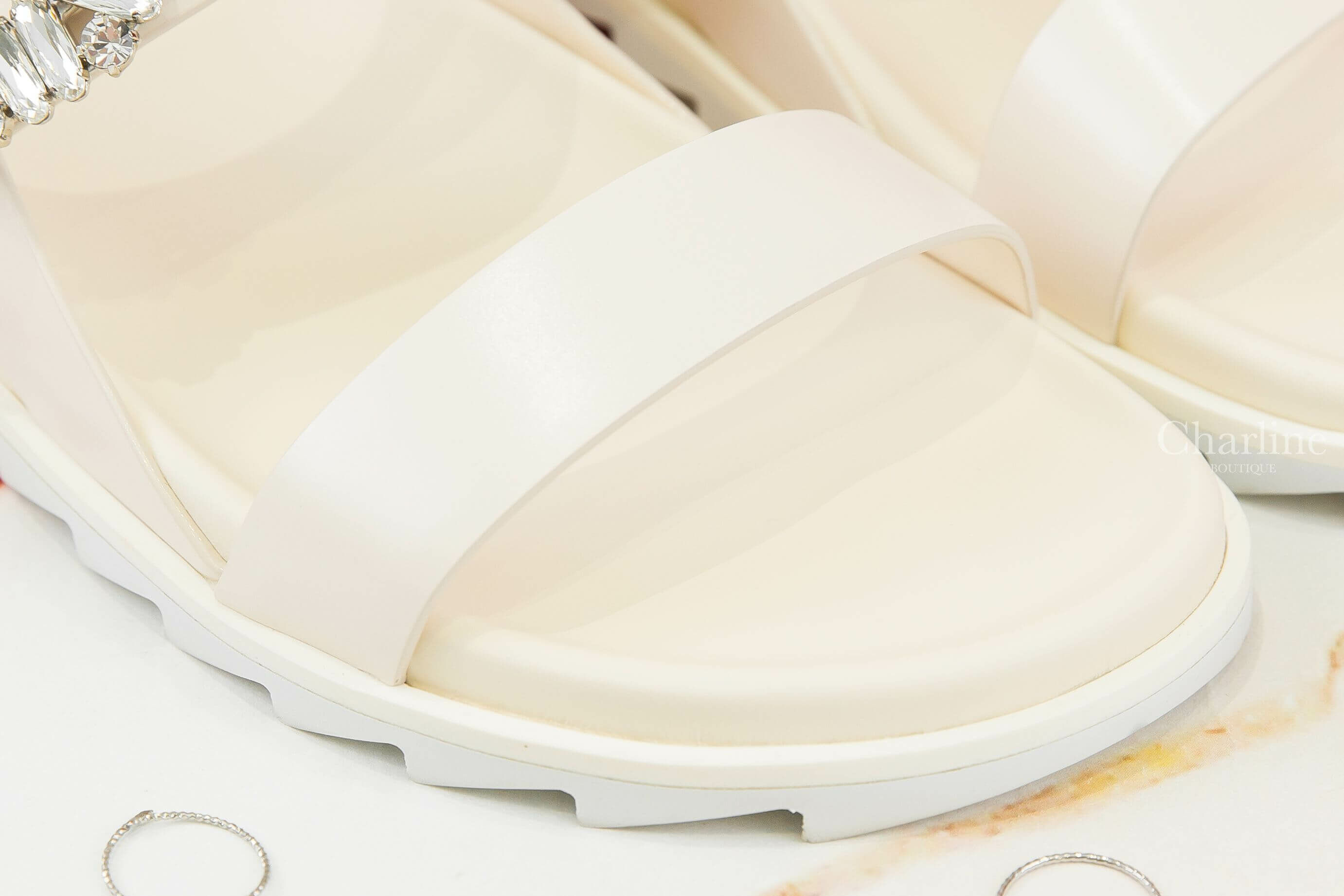 Roger Vivier Slidy Viv' Sandals In Leather 米白色皮革銀色水晶方釦涼鞋