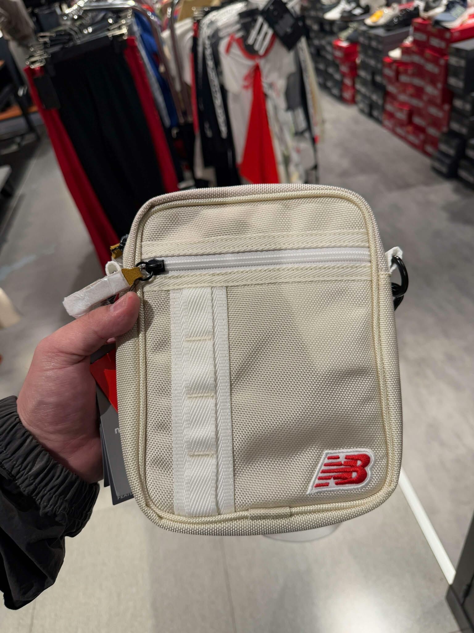 New Balance 斜背小包 黑LAB51531BK、杏LAB51531LIN、灰LAB51531CAS