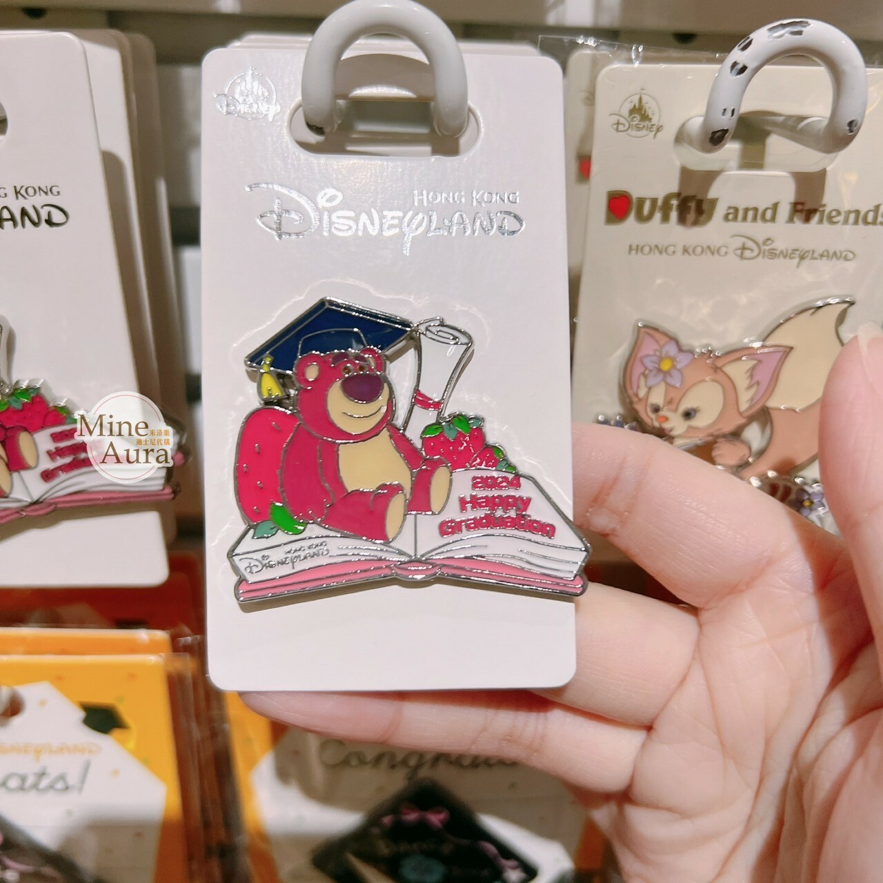 2024 畢業快樂 熊抱哥 Lotso 戴學士帽 造型 徽章 PIN 玩具總動員 Toy Story -香港迪士尼樂園