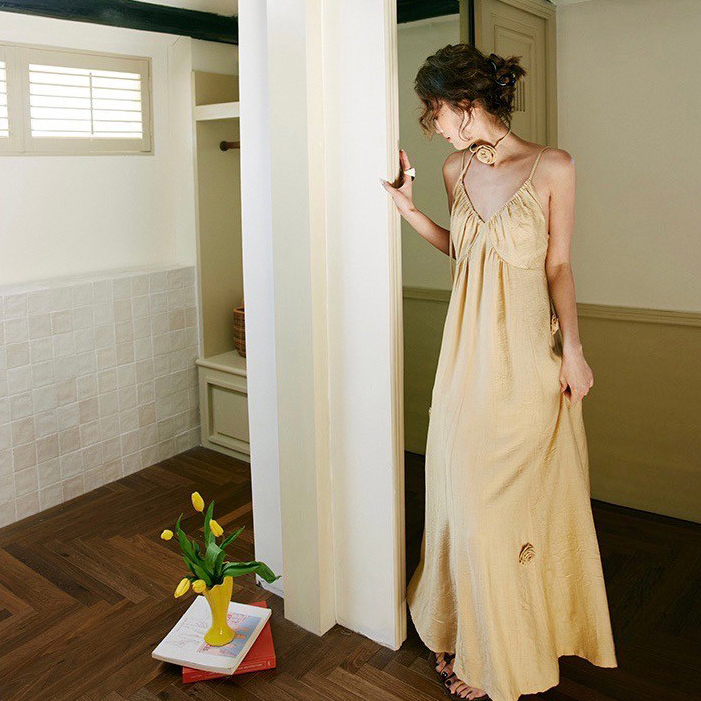 顯白芥末黃細肩帶抓褶V領傘擺長洋裝XS-M (Elegant & Love)